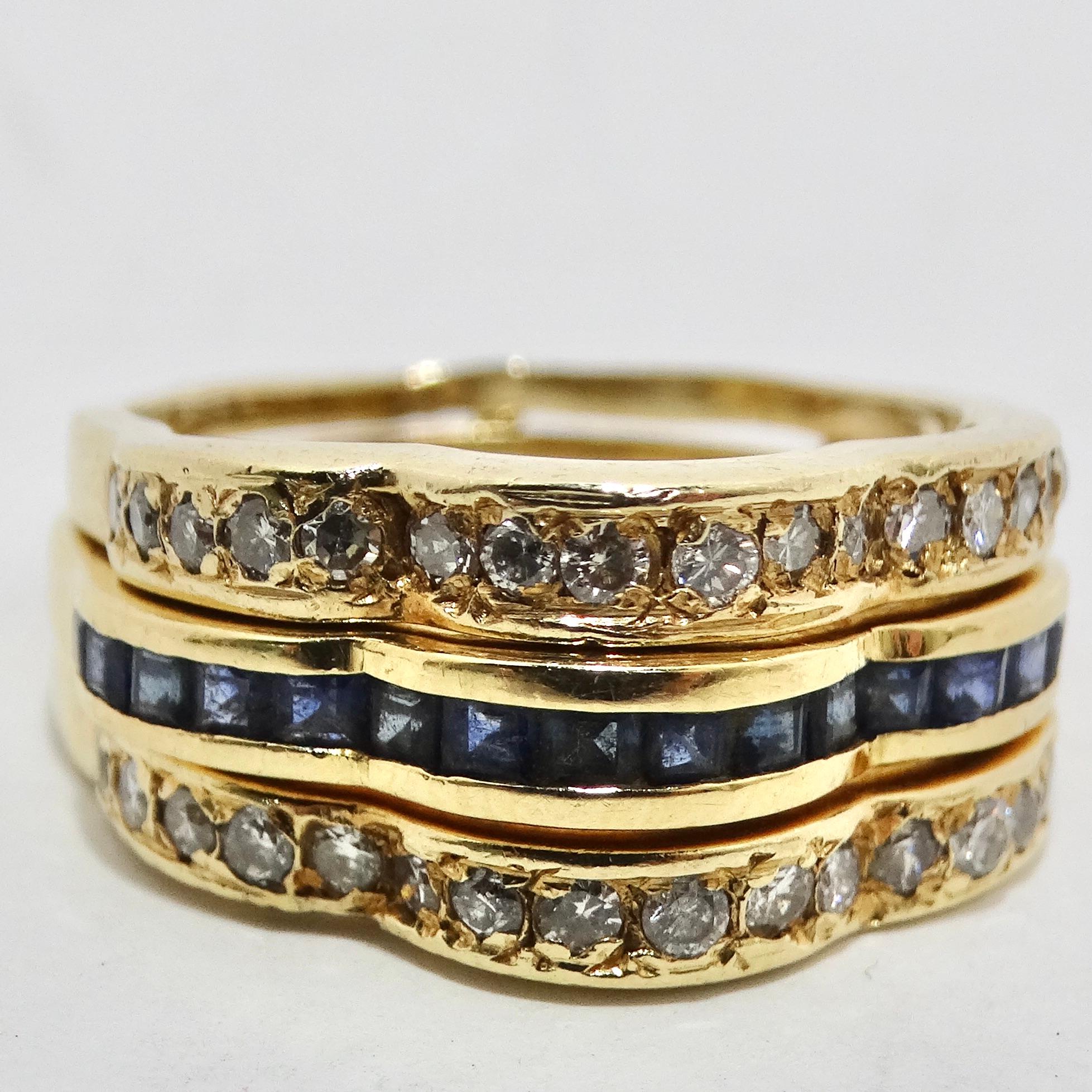 Erhöhen Sie Ihr Schmuckspiel mit unserem exquisiten Set aus vier von Van Cleef inspirierten Ringen mit Diamanten, Rubinen, Smaragden und Saphiren aus 18-karätigem Gold. Dieses maßgeschneiderte Ringset ist ein Meisterwerk an Vielseitigkeit und