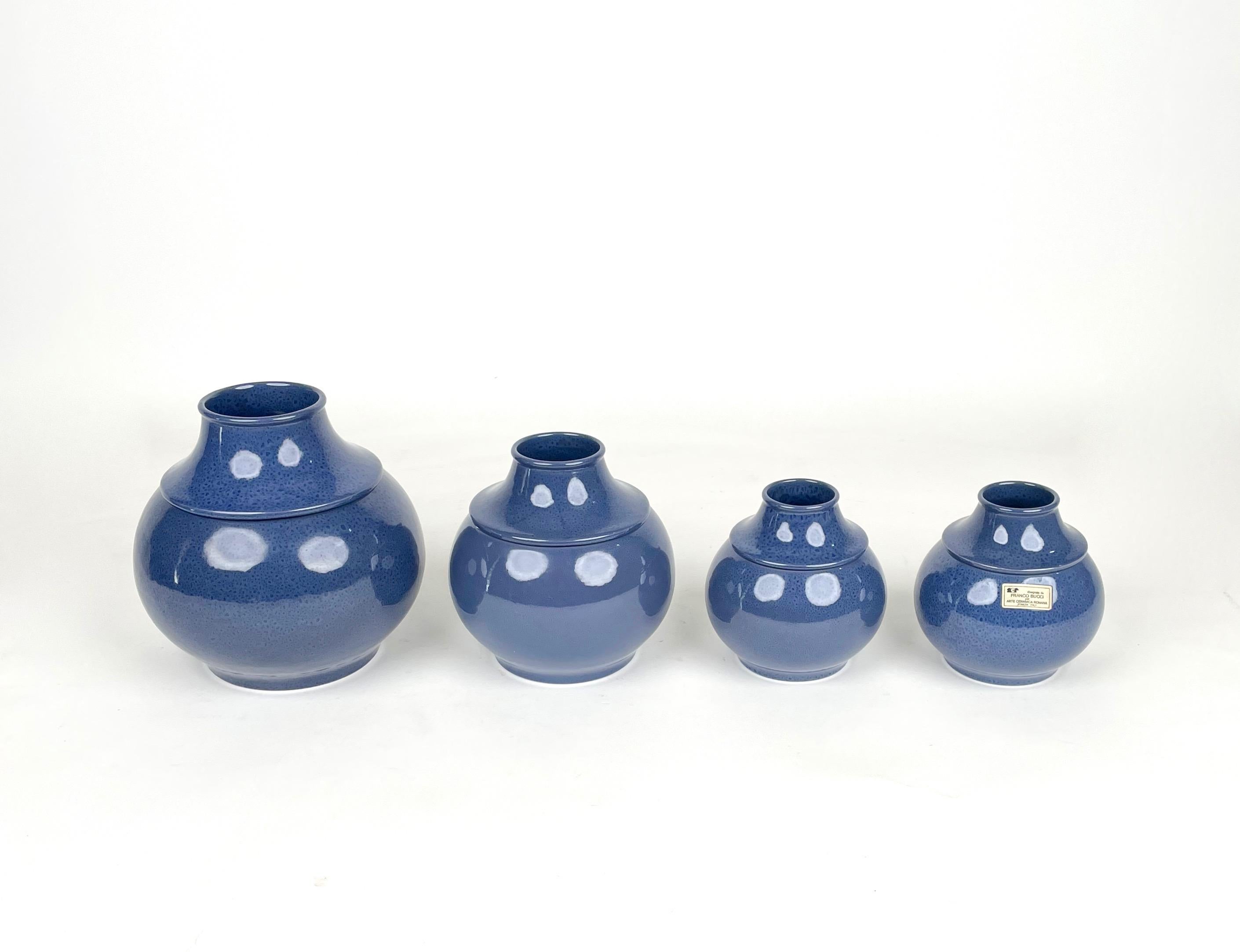Set di quattro vasi in ceramica di dimensioni decrescenti di Franco Bucci per Arte Ceramica Romana, realizzati in Italia negli anni Settanta. 

Dimensioni:
Vaso 1: 22 cm di altezza 22 cm di diametro 
Vade 2: 19 cm di altezza 18 cm di