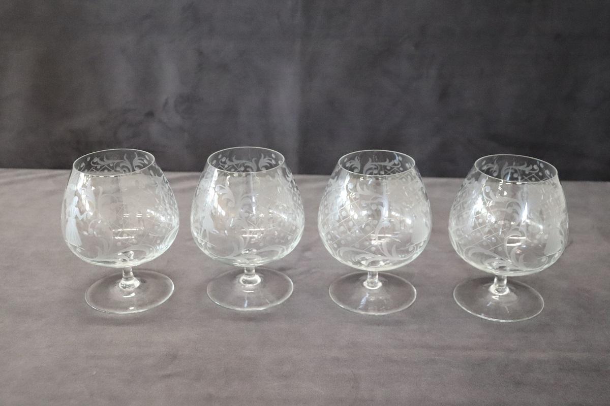 Ce superbe ensemble de quatre verres vénitiens est parfait pour rehausser votre expérience du cognac. Fabriquée à partir de verre vénitien fin et fin, chaque pièce présente une décoration exquise, gravée à la main, qui reflète l'opulence du XVIIIe