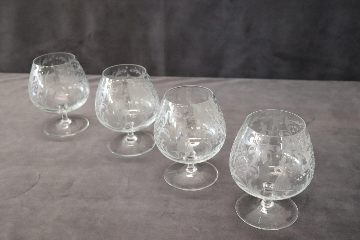 Ensemble de quatre verres vénitiens cognac à décor raffiné en vente 3