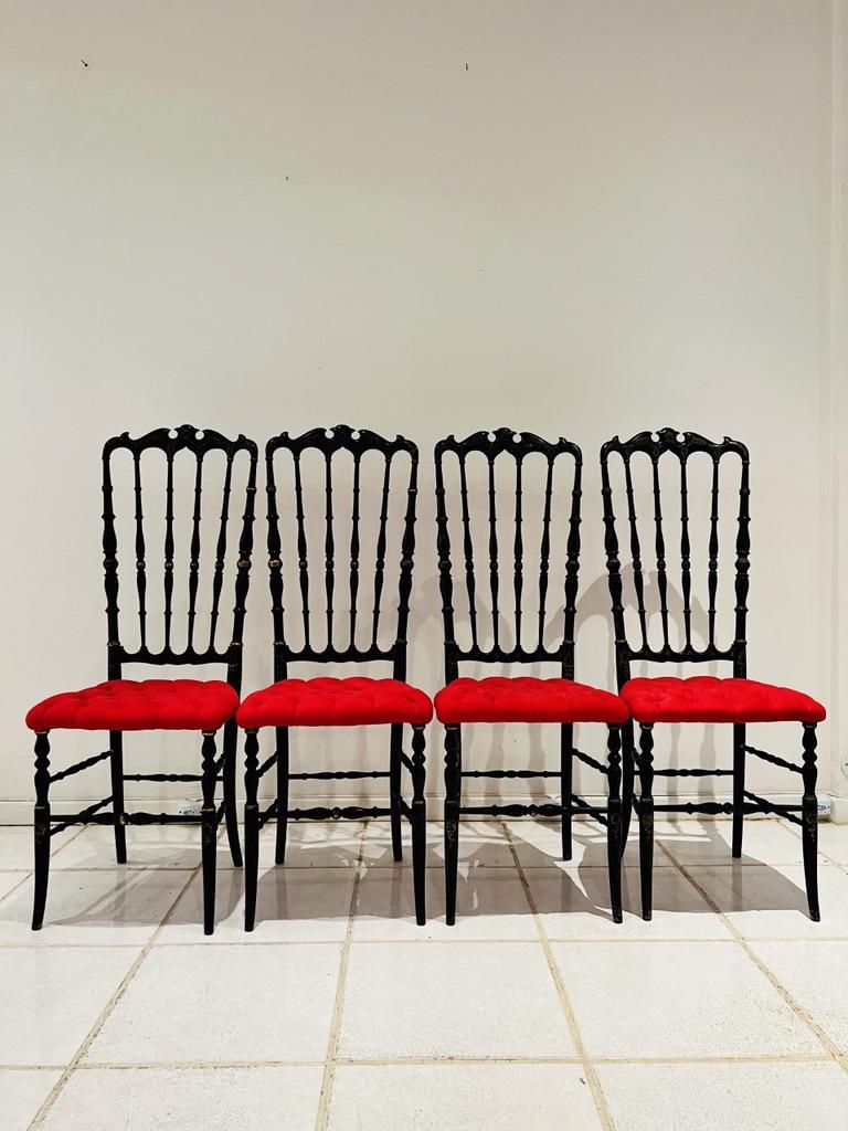 Incroyable ensemble de quatre chaises vénitiennes Art Nouveau en bois peint à la main et tissu.