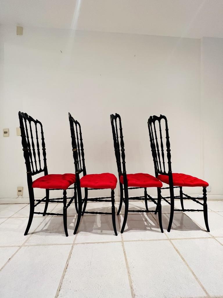 Art nouveau Ensemble de quatre chaises vénitiennes peintes à la main en bois et tissu circa 1900 en vente