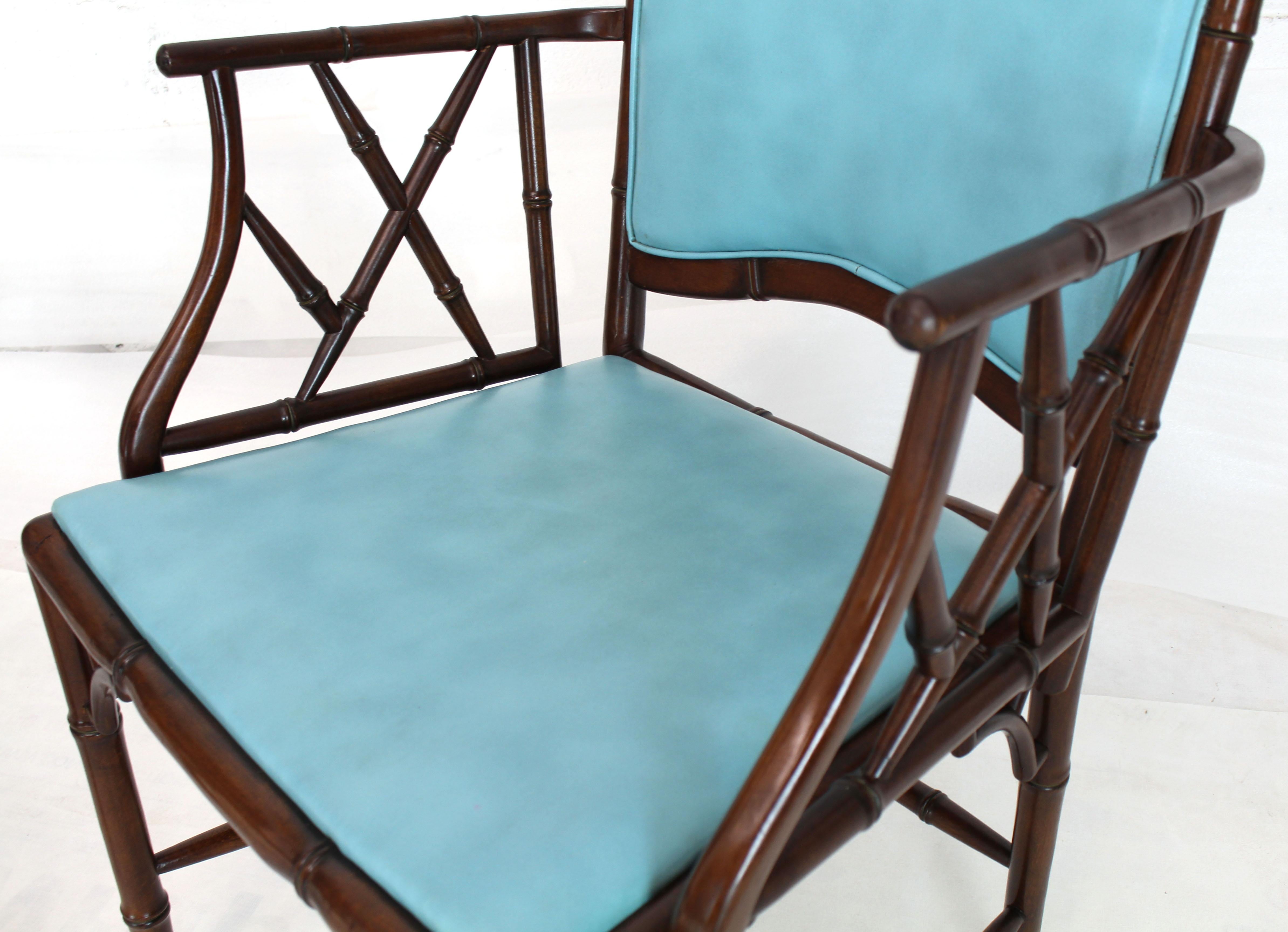 Ensemble de quatre très belles chaises de salle à manger d'appoint en faux bambou et acajou en vente 3
