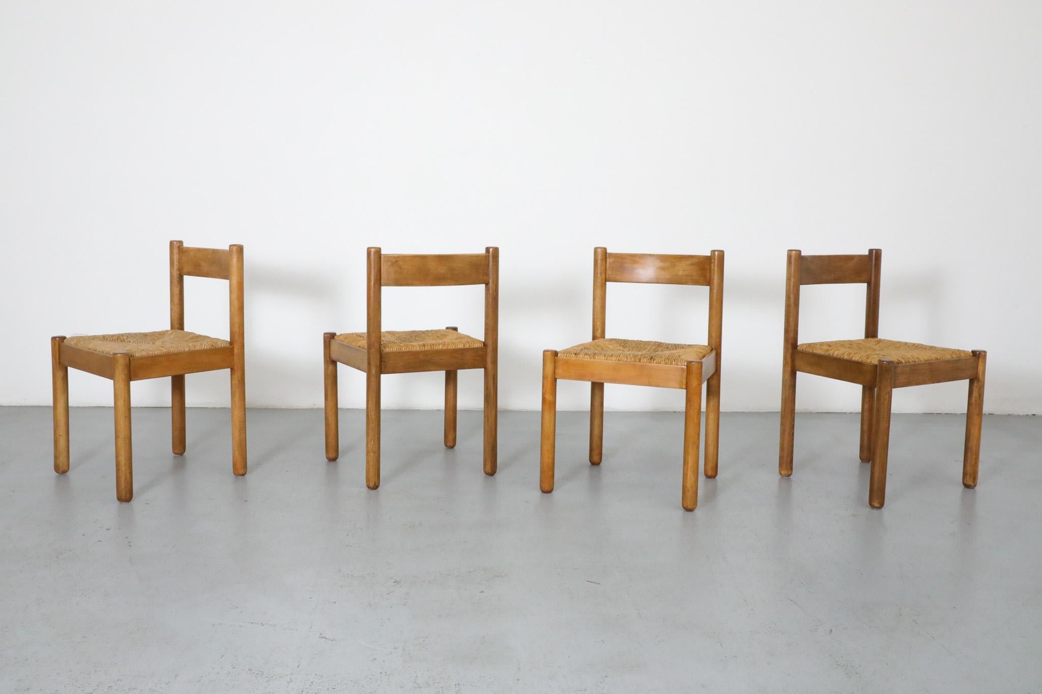 Set di 4 sedie da pranzo in stile Vico Magistretti con schienale curvo, struttura in pino, gambe arrotondate e sedute in giunco intrecciato rimovibili. In condizioni originali, con una leggera rifinitura che ne evidenzia lo stile classico. Alcuni