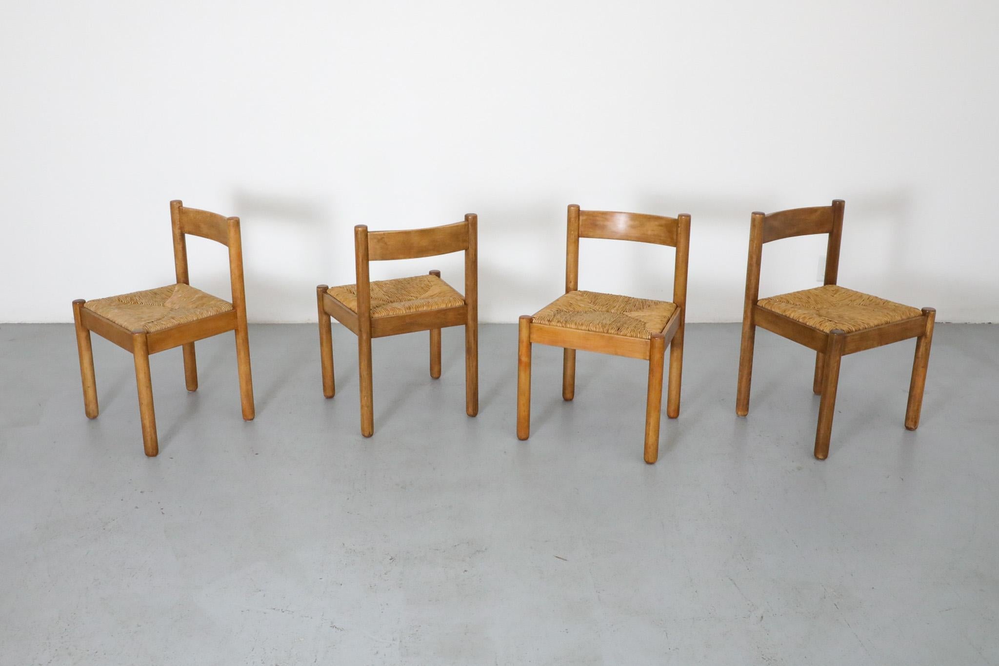 Mid-Century moderno Set di quattro sedie da pranzo in stile Vico Magistretti con struttura in pino e sedute in giunco in vendita