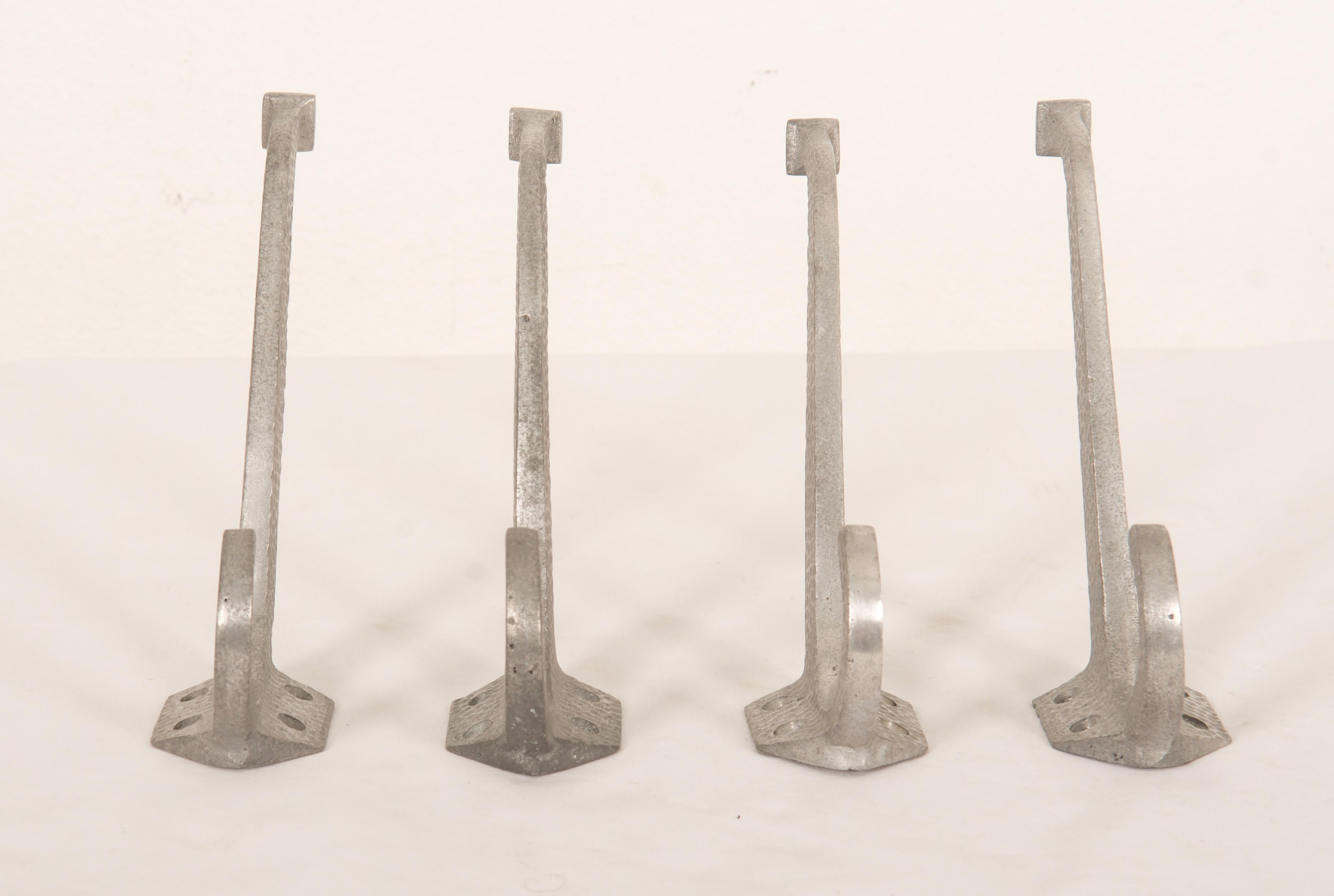 Set von vier Aluminium-Mantelhaken aus der Wiener Secession  (Frühes 20. Jahrhundert) im Angebot