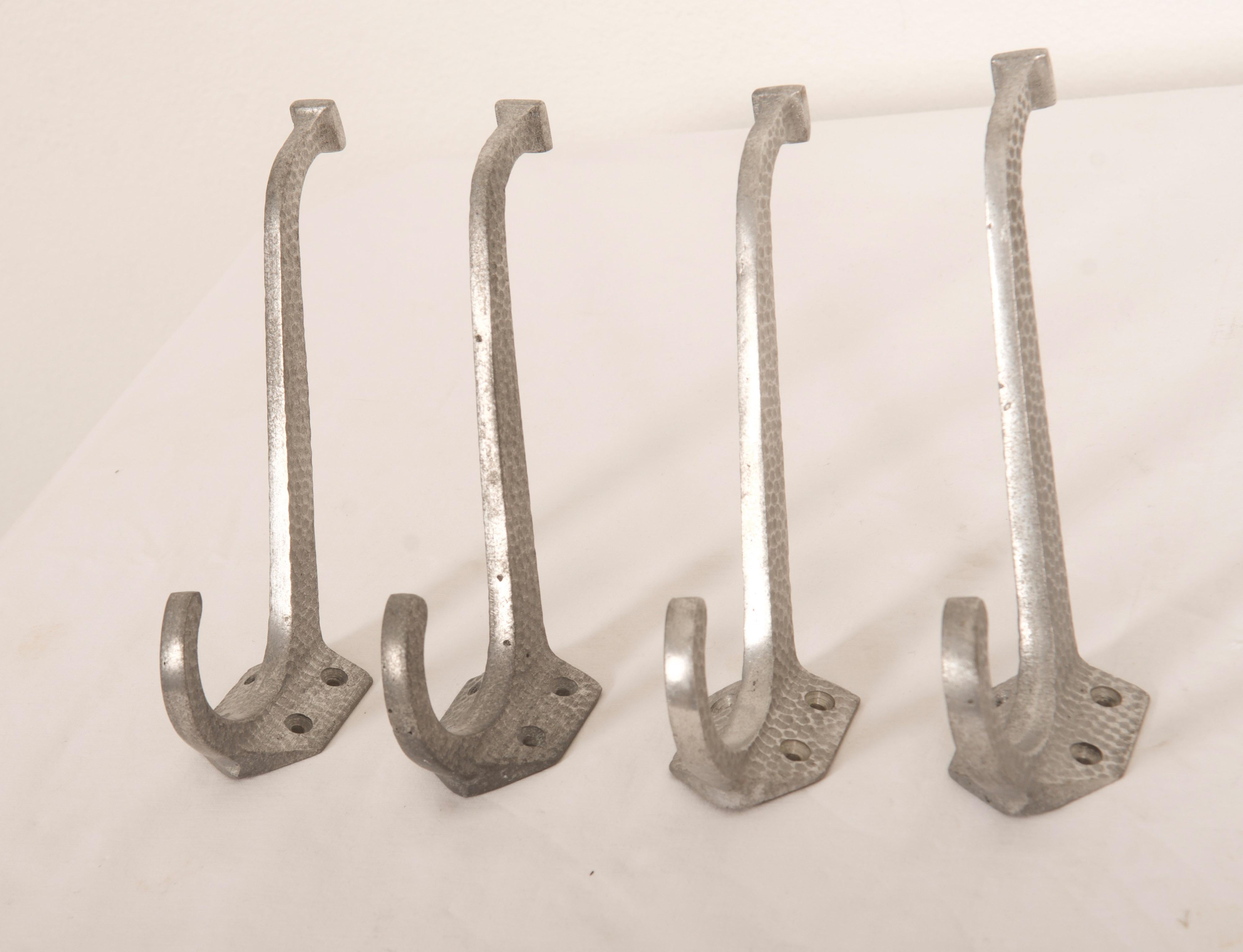 Set von vier Aluminium-Mantelhaken aus der Wiener Secession  im Angebot 1