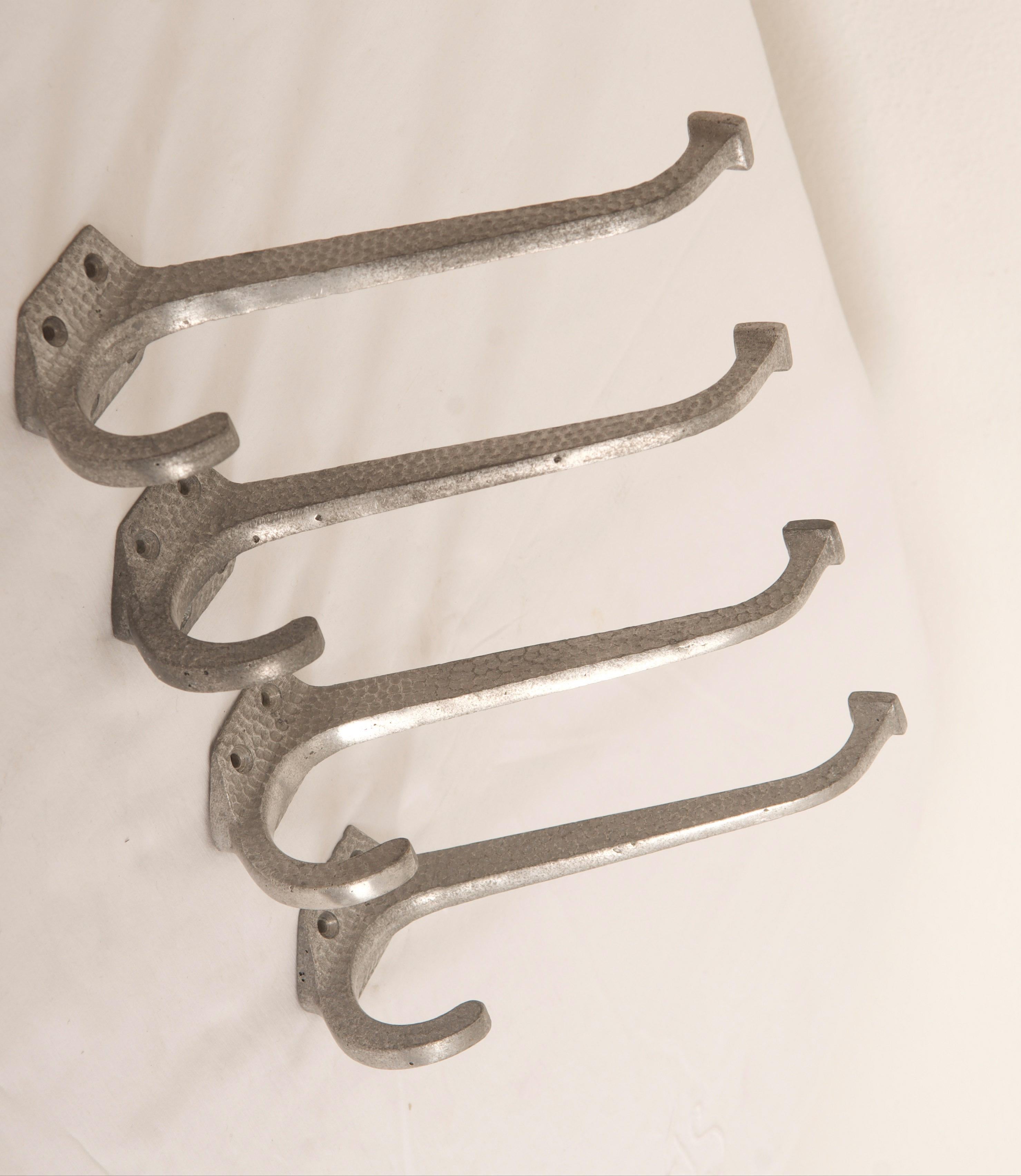 Set von vier Aluminium-Mantelhaken aus der Wiener Secession  im Angebot 3