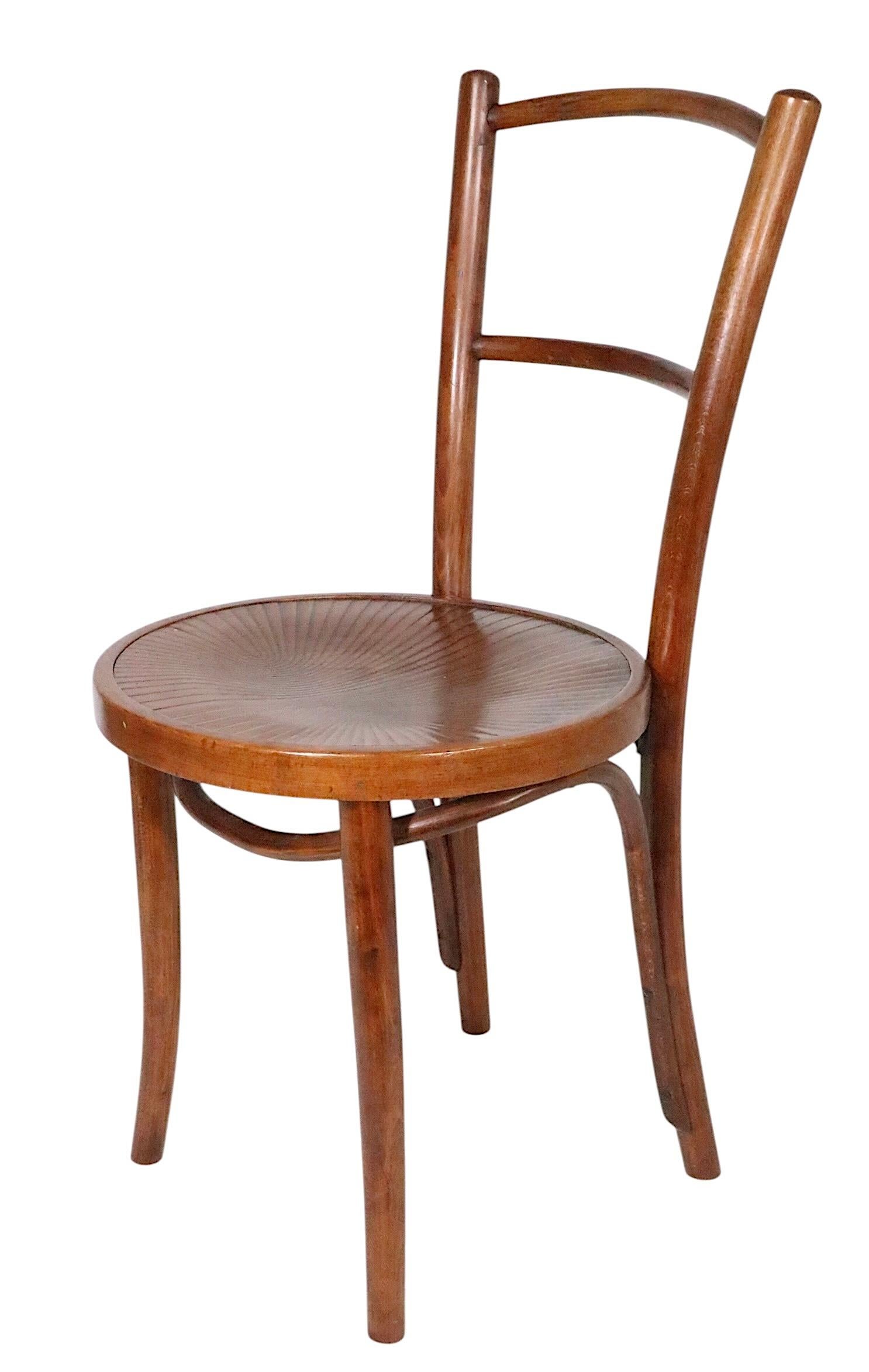 Satz von vier Wiener Secessionisten Bugholz Cafe Bistro Esszimmerstühle von J J Kohn im Angebot 1