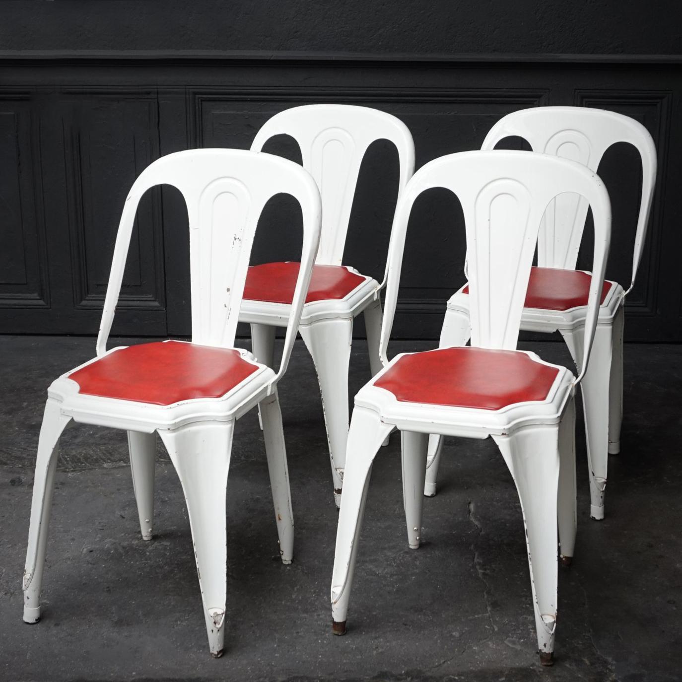 Belge Ensemble de quatre chaises de terrasse empilables en fibre de verre industrielle belge des années 1950 en vente