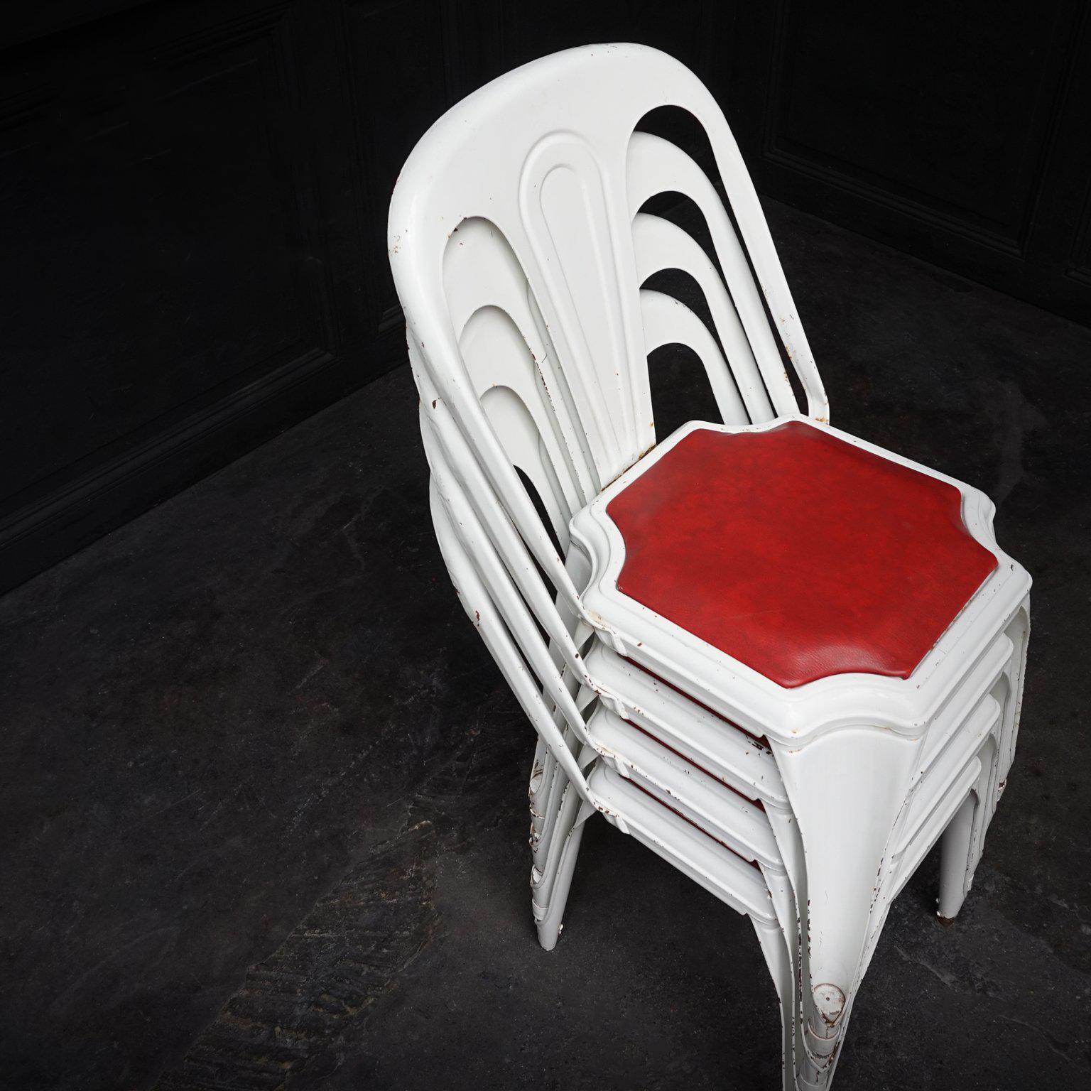 20ième siècle Ensemble de quatre chaises de terrasse empilables en fibre de verre industrielle belge des années 1950 en vente