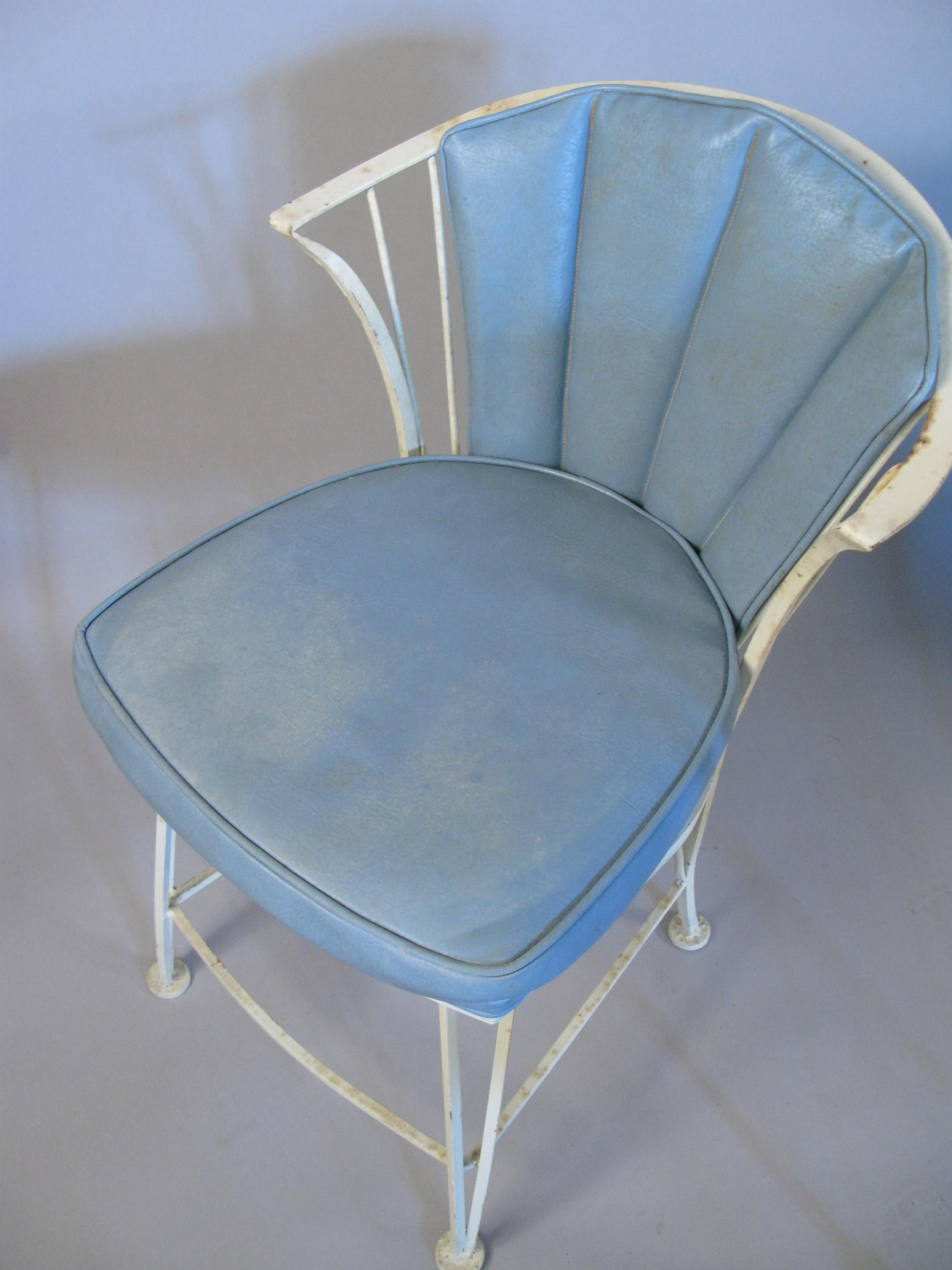 Set of Four Vintage 1950s Woodard Pinecrest Chairs In Fair Condition In Hudson, NY