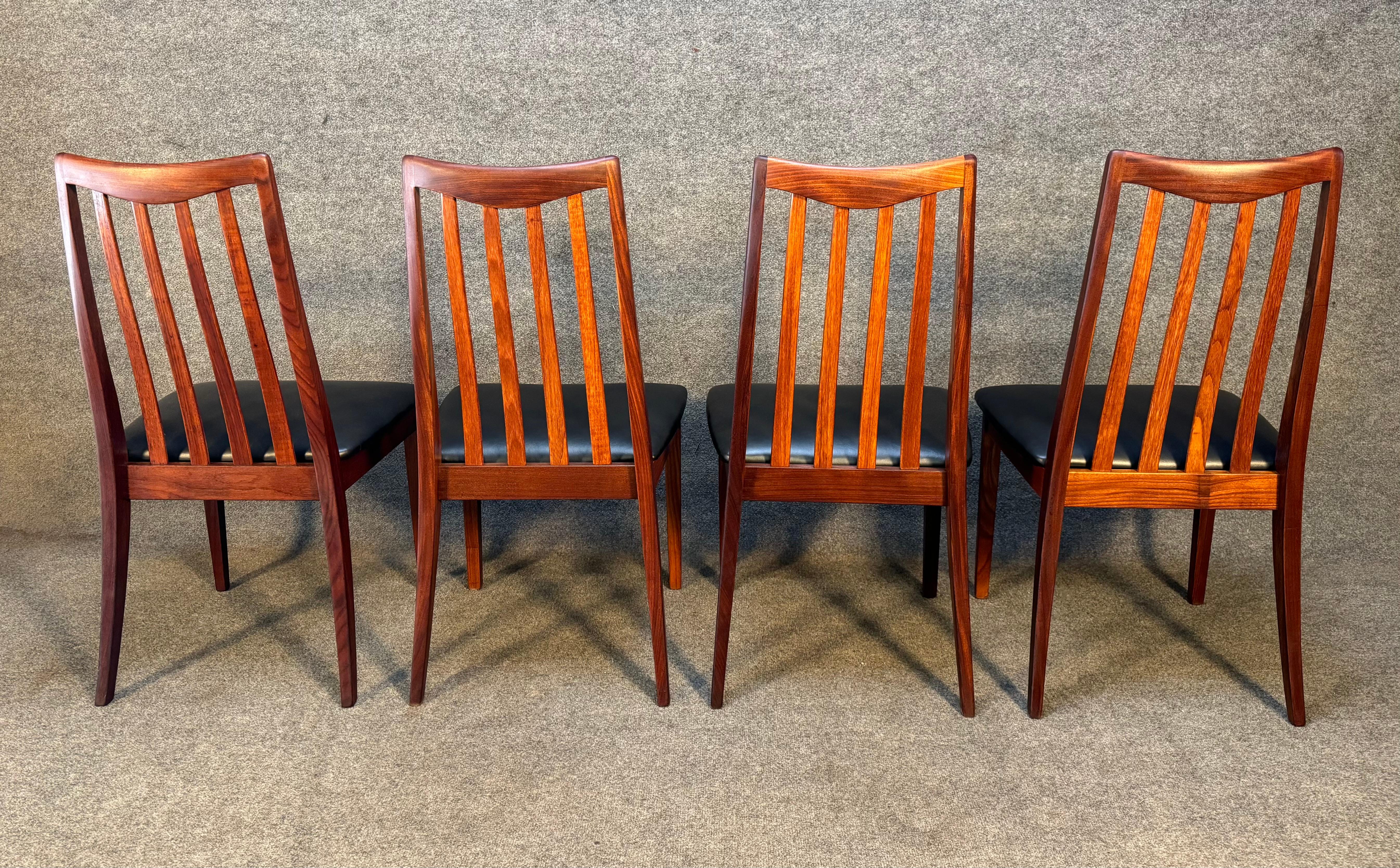 Satz von vier britischen Vintage-Esszimmerstühlen aus Teakholz von G Plan, Mid-Century Modern im Zustand „Gut“ im Angebot in San Marcos, CA