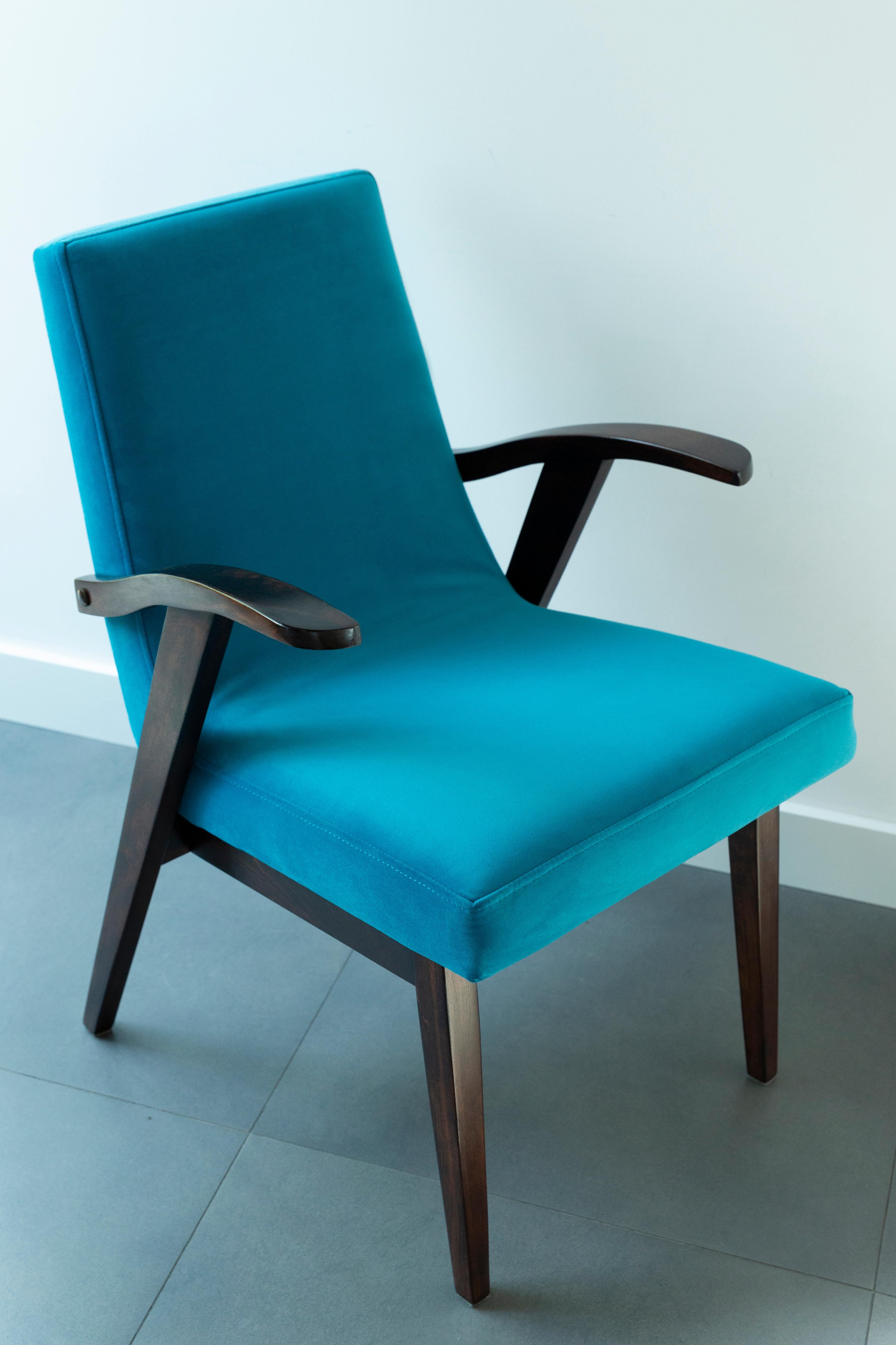 20ième siècle Ensemble de quatre chaises vintage en velours bleu de Mieczyslaw Puchala, années 1960 en vente