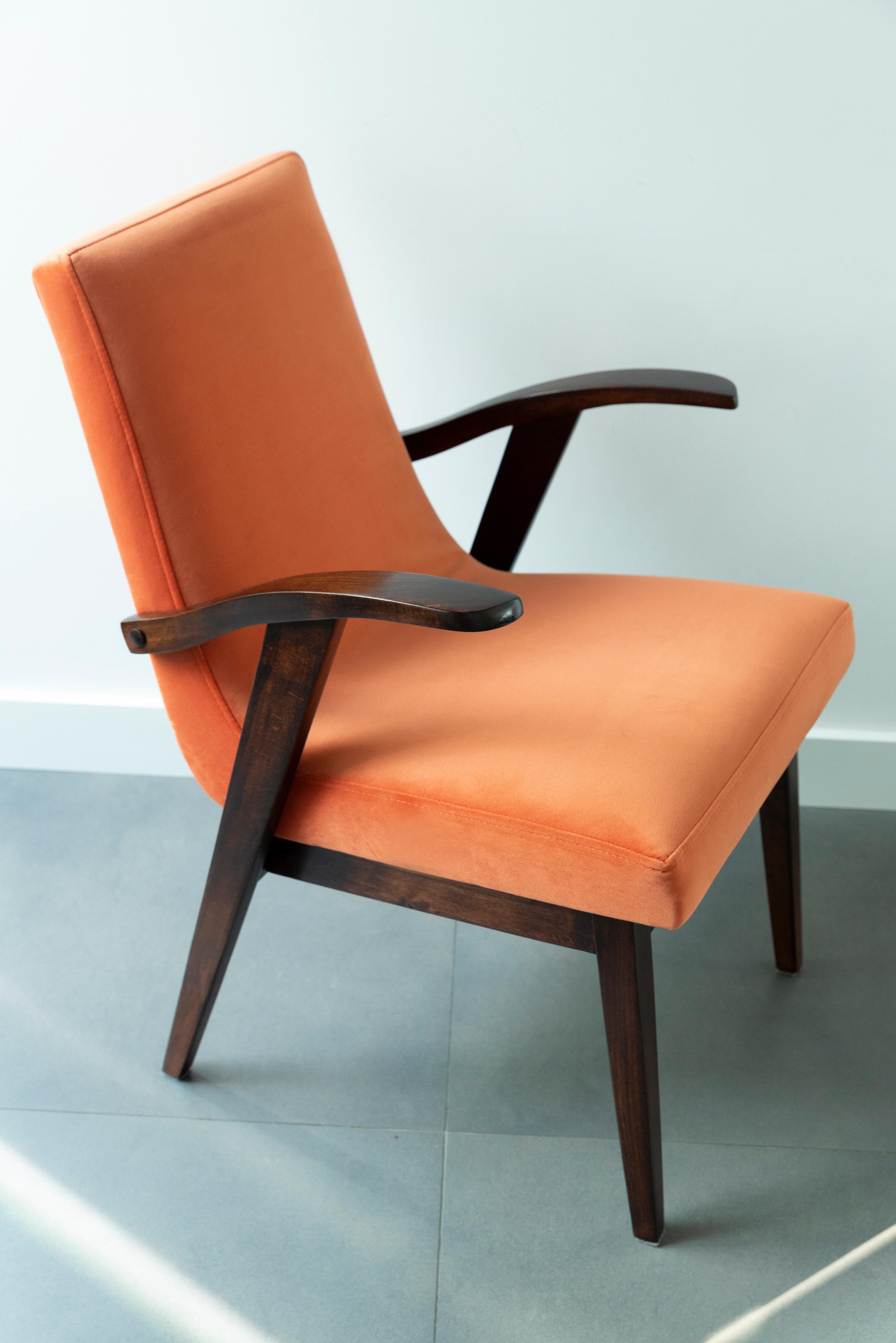 Chaises conçues par Mieczyslaw Puchala. Le bois brun foncé associé à un beau velours orange lui confère élégance et noblesse. Les chaises ont fait l'objet d'une rénovation complète de la menuiserie et du rembourrage. Le bois est en excellent état