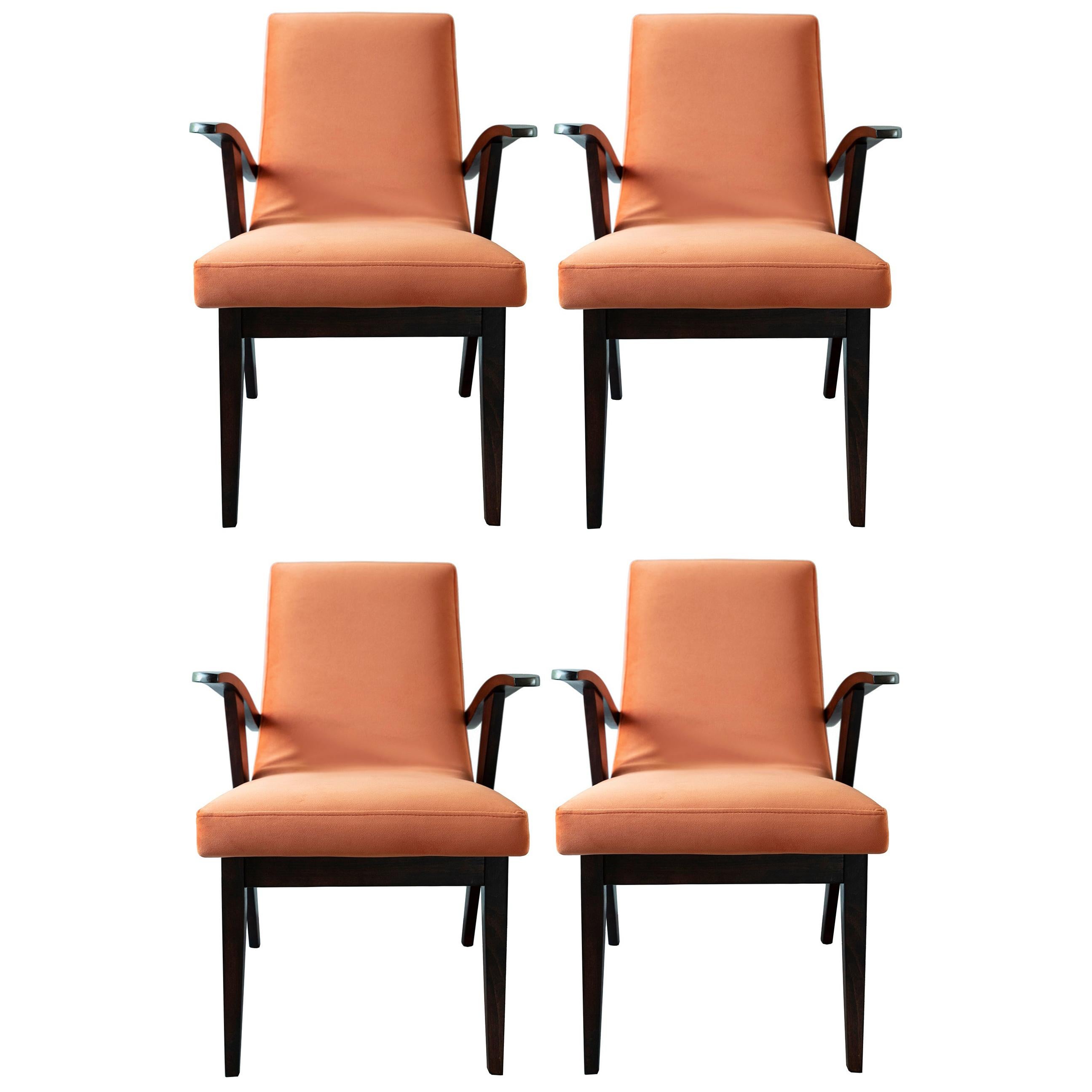 Conjunto de cuatro sillas vintage de terciopelo naranja de Mieczyslaw Puchala, años 60