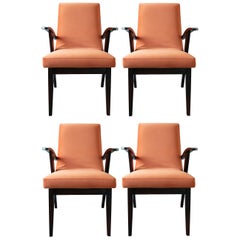 Ensemble de quatre chaises vintage en velours orange de Mieczyslaw Puchala, années 1960