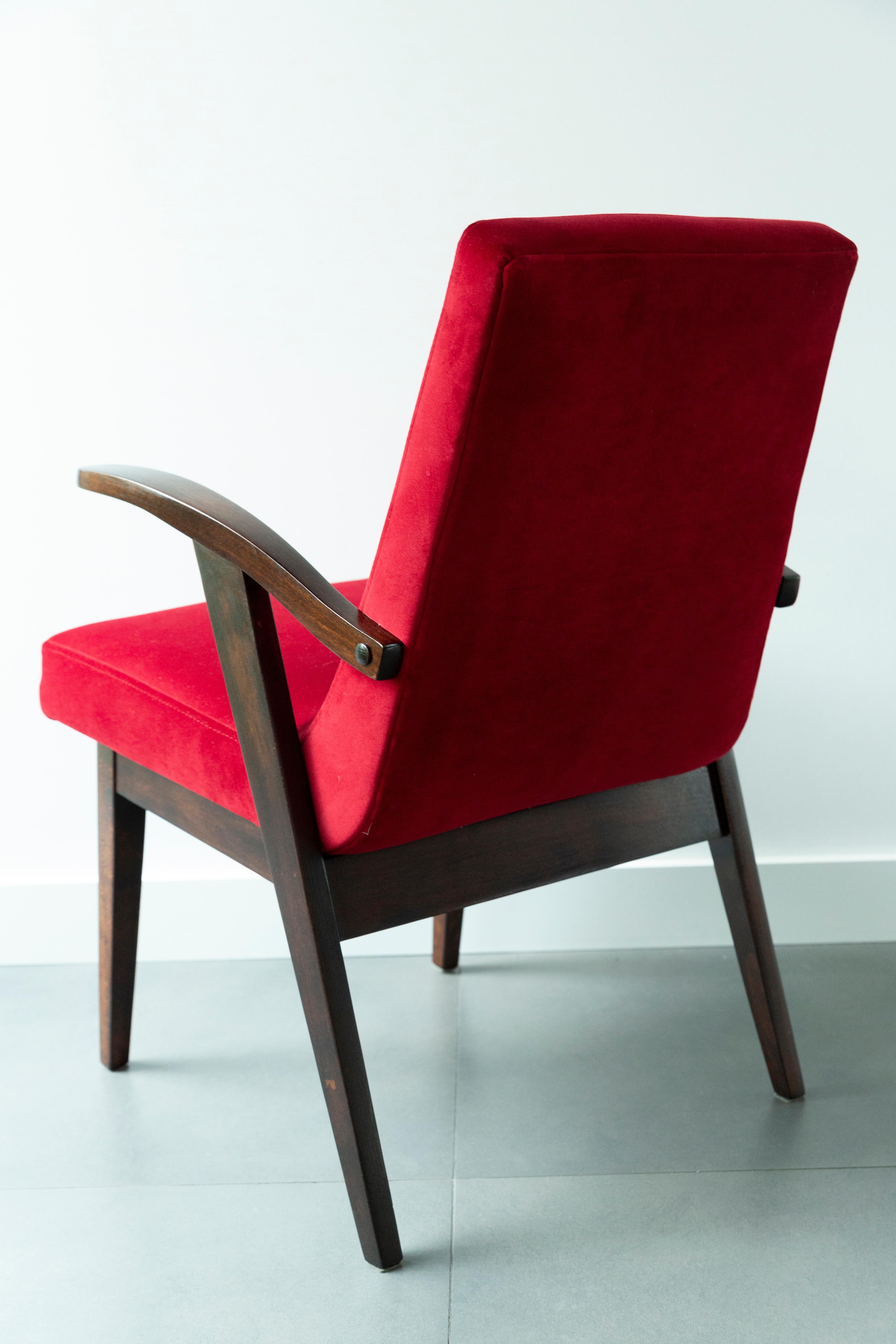 Set di quattro sedie vintage in velluto rosso di Mieczyslaw Puchala, anni '60 in vendita 6