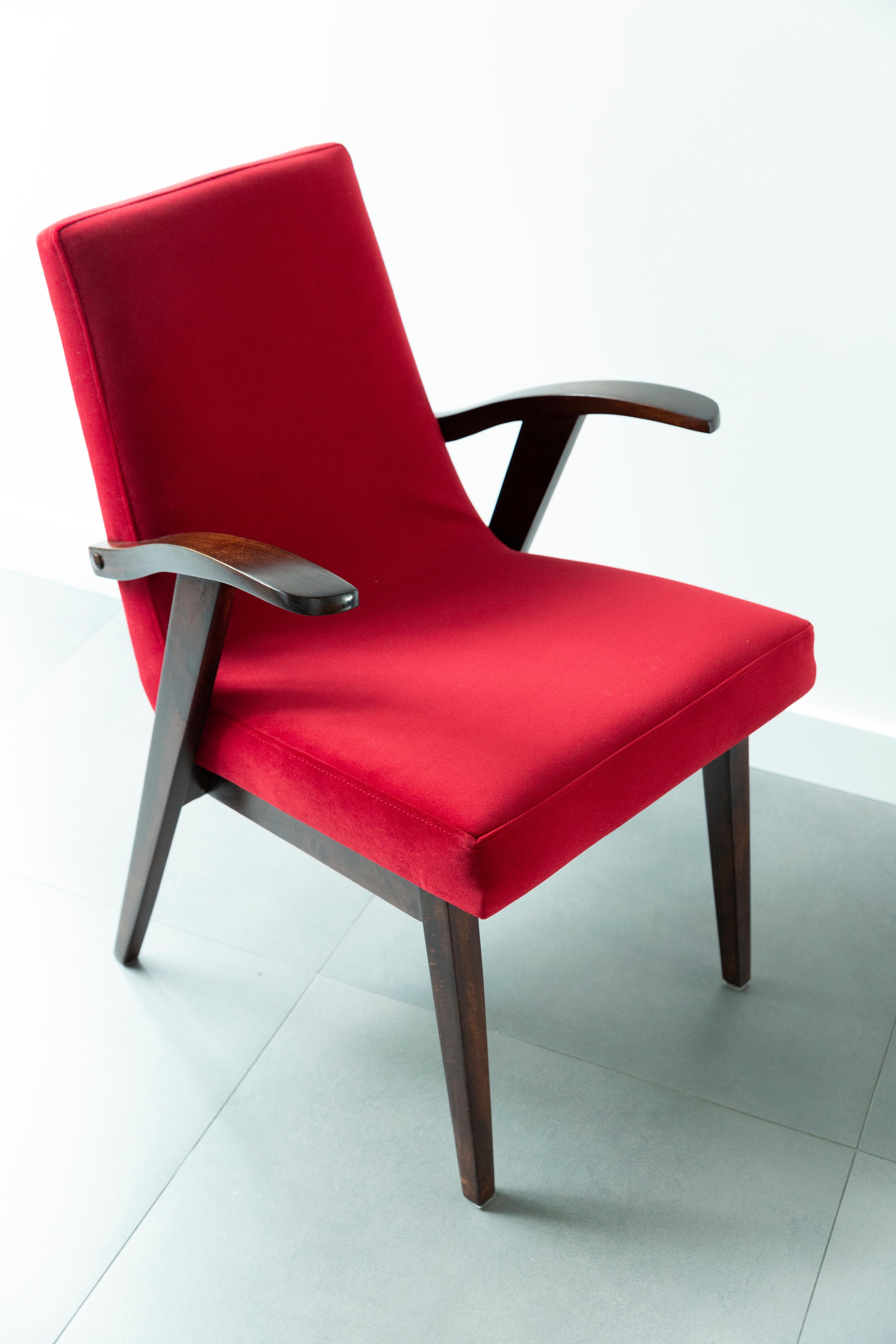 Sedie disegnate da Mieczyslaw Puchala. Il legno marrone scuro abbinato a un bellissimo velluto rosso gli conferisce eleganza e nobiltà. Le sedie sono state sottoposte a un restauro completo di falegnameria e tappezzeria. Il legno è in ottime