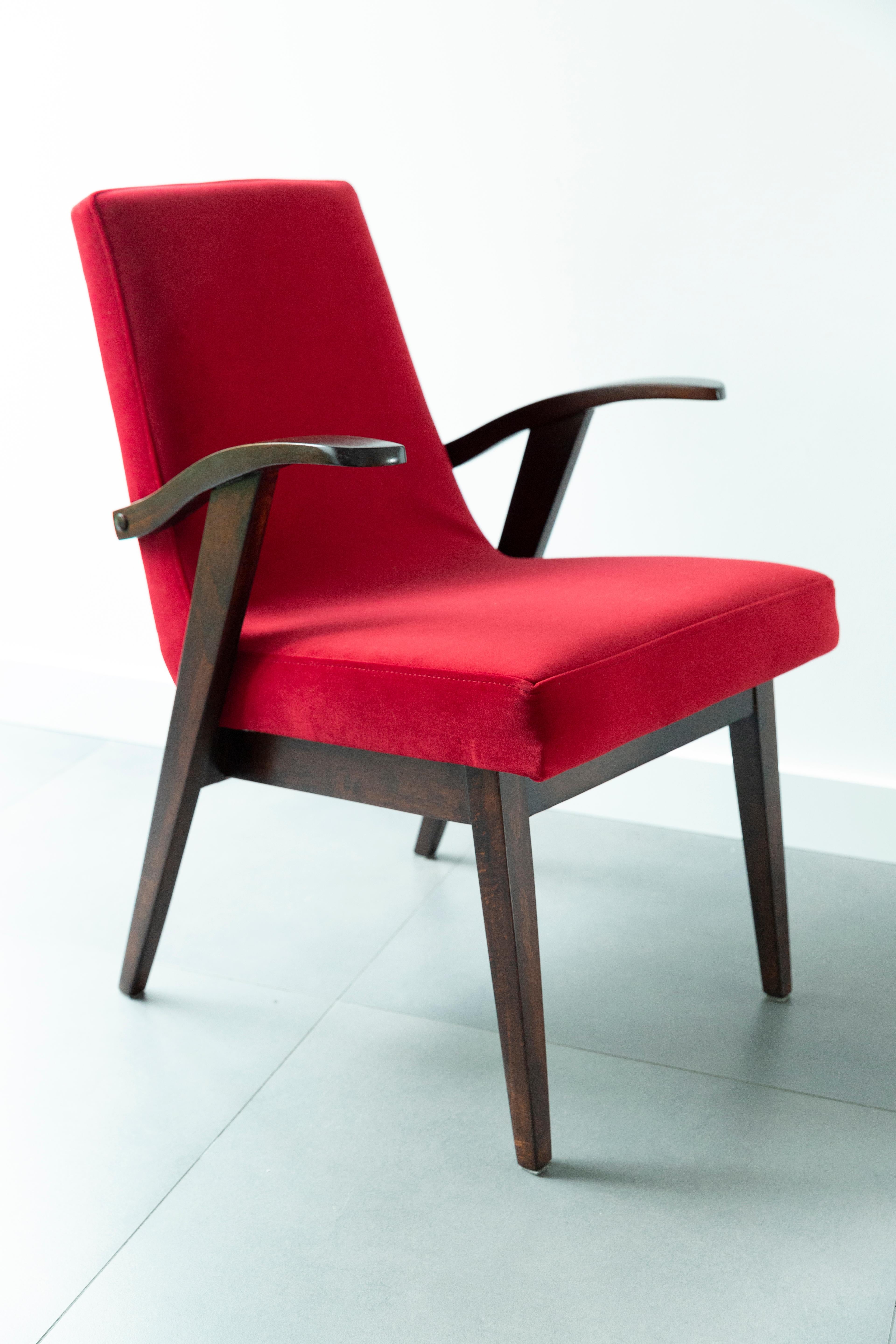 Mid-Century moderno Set di quattro sedie vintage in velluto rosso di Mieczyslaw Puchala, anni '60 in vendita