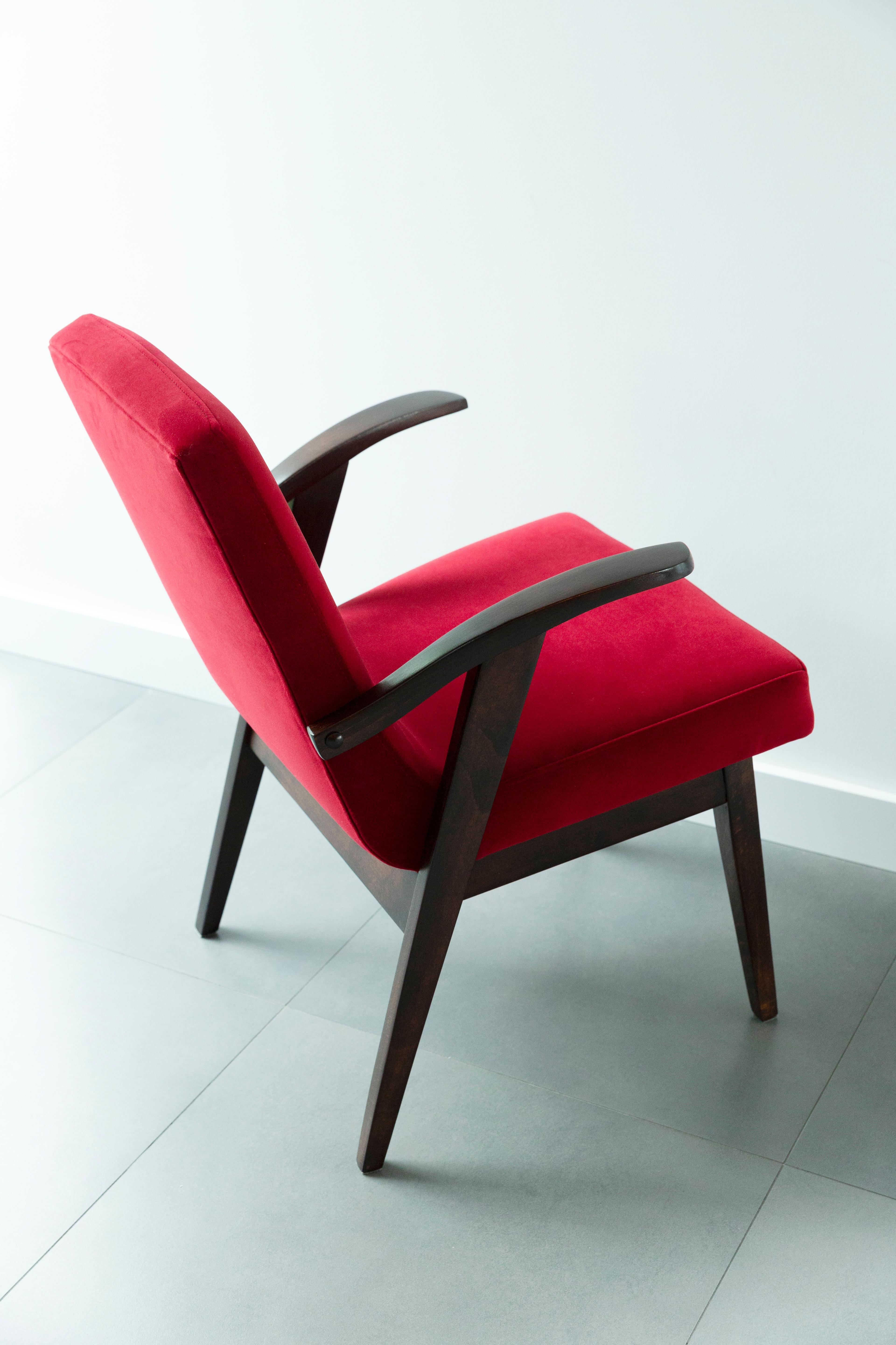 Tessile Set di quattro sedie vintage in velluto rosso di Mieczyslaw Puchala, anni '60 in vendita