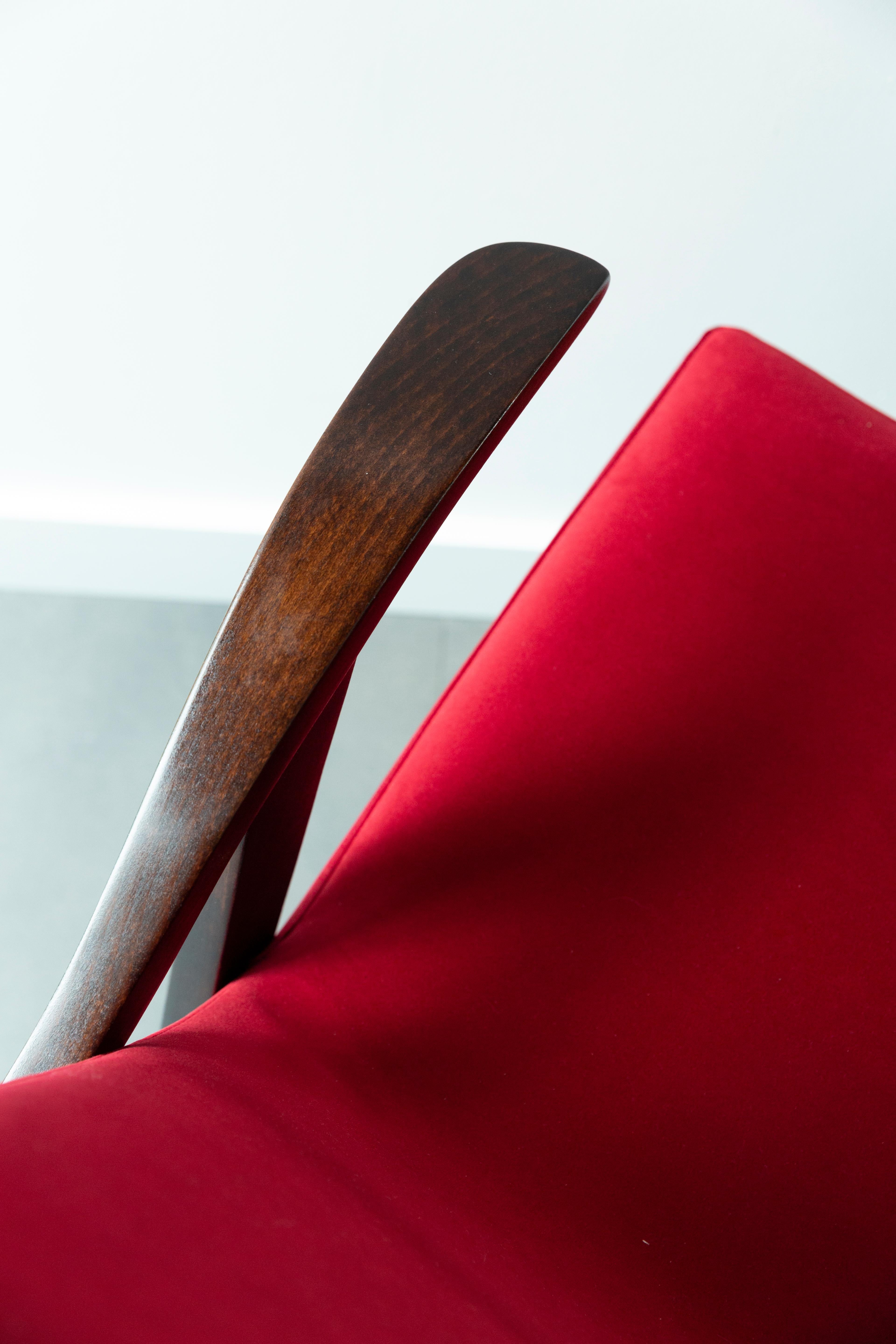 Set di quattro sedie vintage in velluto rosso di Mieczyslaw Puchala, anni '60 in vendita 1