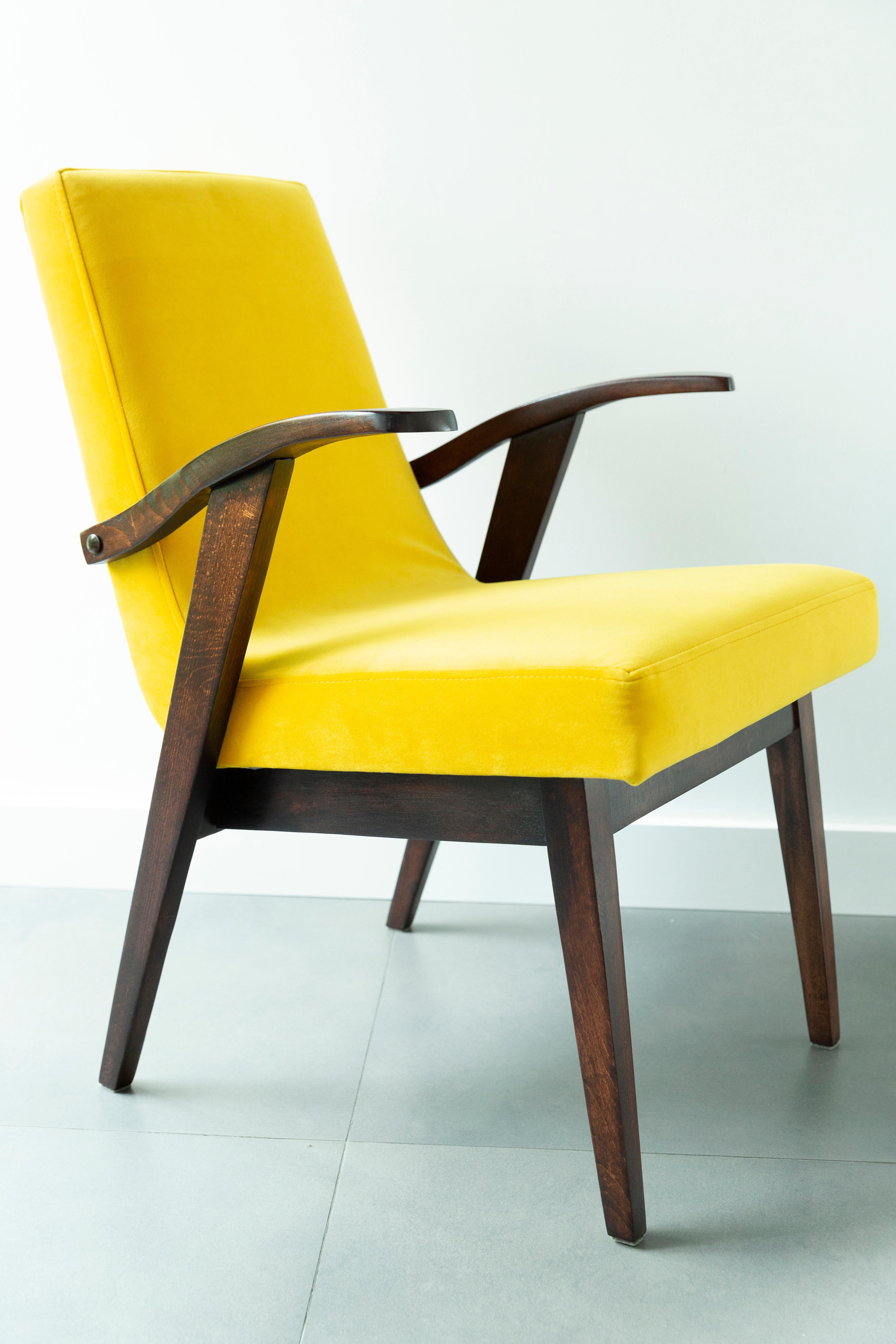Satz von vier Vintage-Stühlen aus gelbem Samt von Mieczyslaw Puchala, 1960er Jahre im Angebot 2