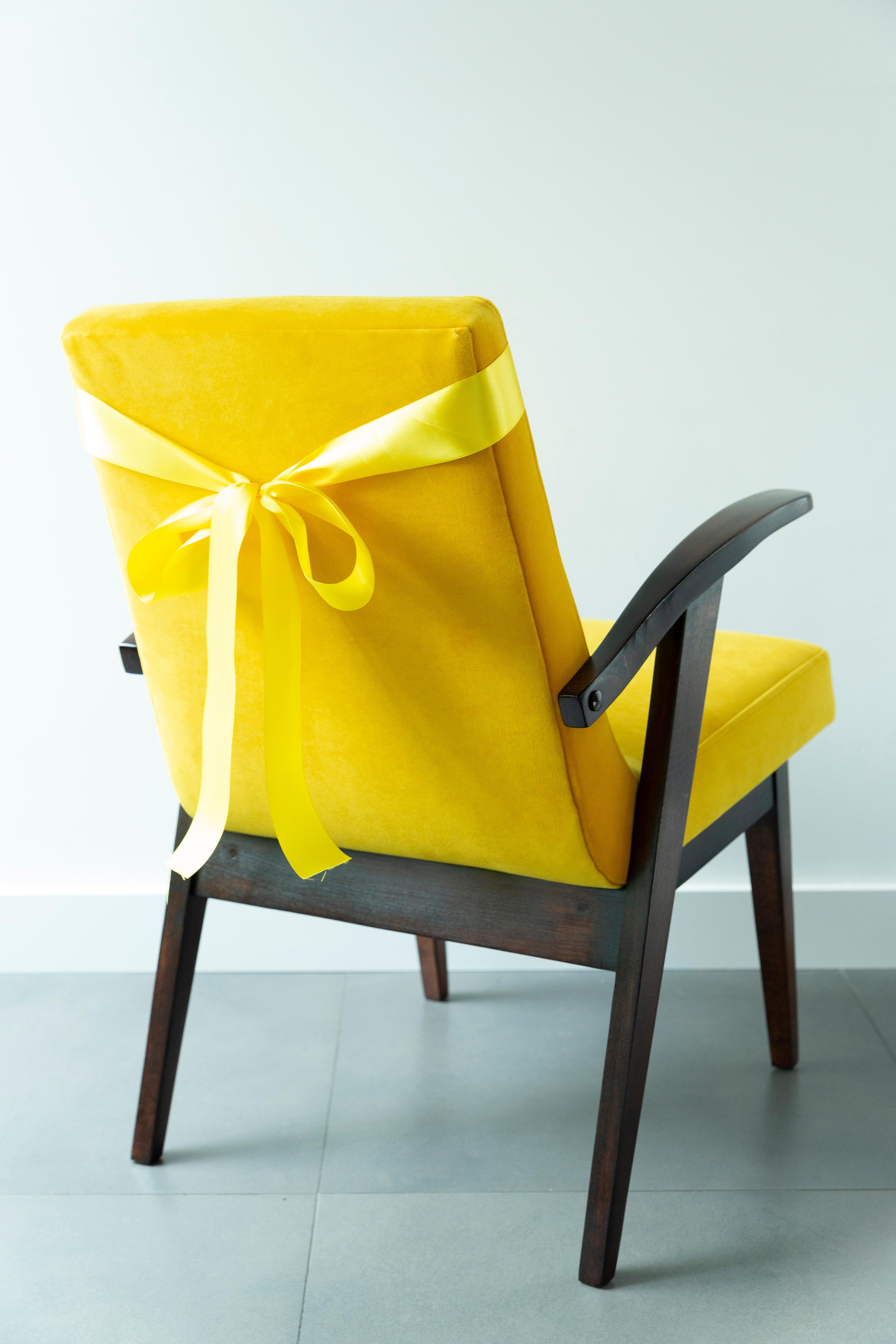 Satz von vier Vintage-Stühlen aus gelbem Samt von Mieczyslaw Puchala, 1960er Jahre (Handgefertigt) im Angebot