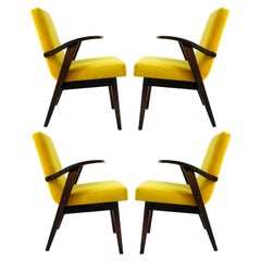 Ensemble de quatre chaises vintage en velours jaune de Mieczyslaw Puchala, années 1960