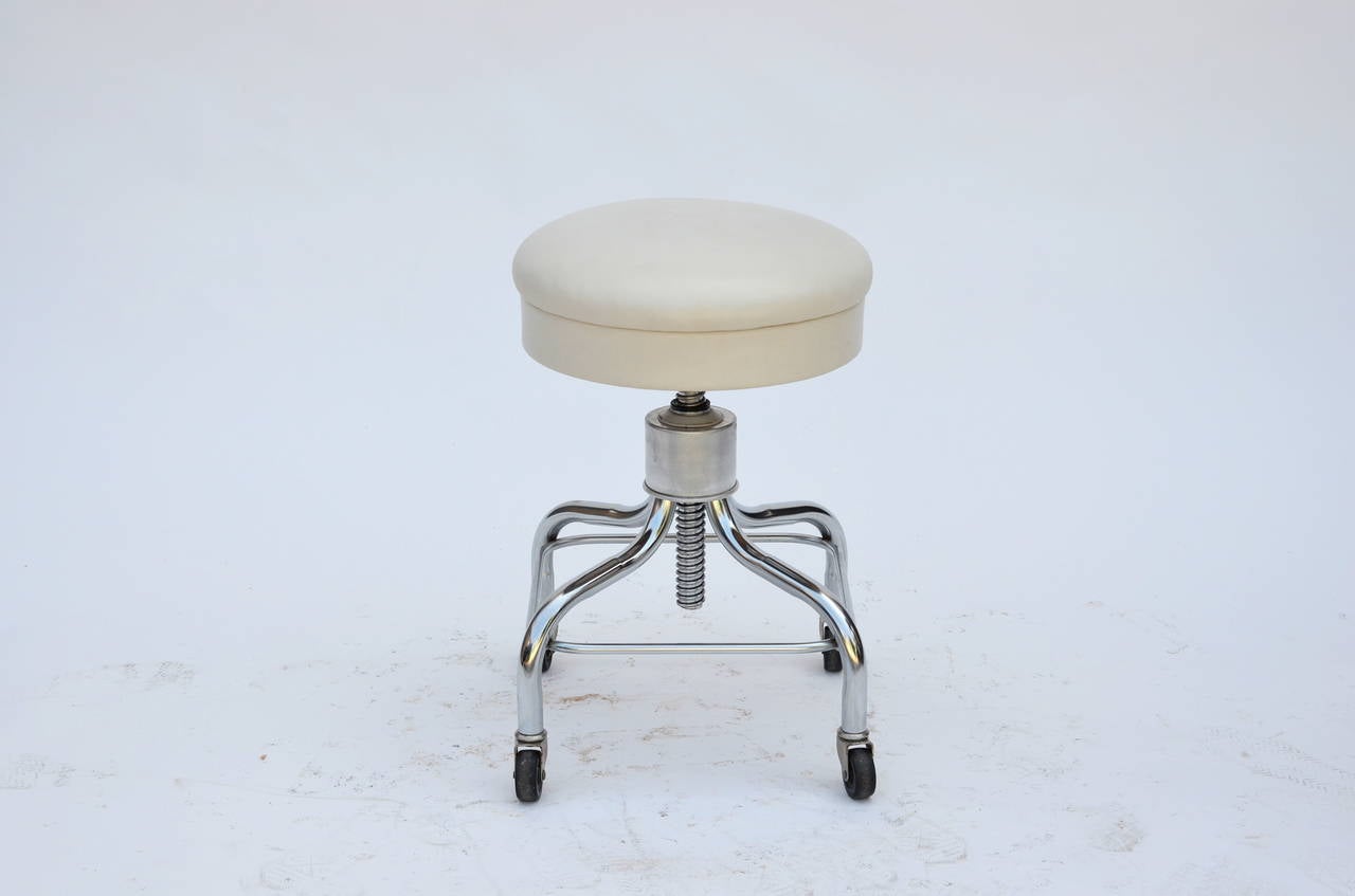Set of 4 vintage chrome and white leather adjustable rolling stools. Heavy, sturdy and fully functional.

Great for an Industrial kitchen.

The seat height adjusts from 16 inches to 25 inches.

The original vinyl on the seats and sides has