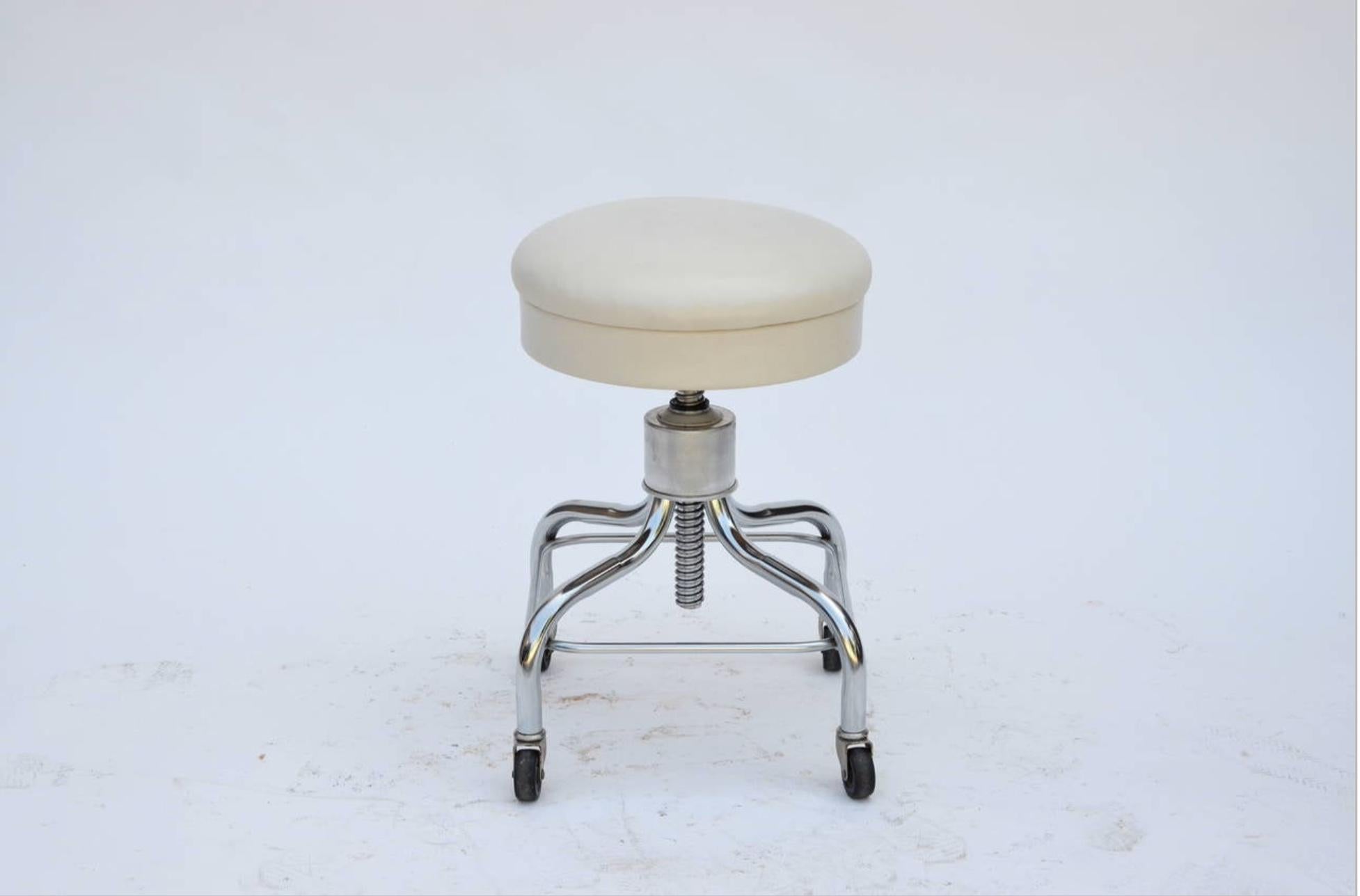 Set of 4 vintage chrome and white leather adjustable rolling stools. Heavy, sturdy and fully functional.

Great for an industrial kitchen.

The seat height adjusts from 16 inches to 25 inches.

The original vinyl on the seats and sides has