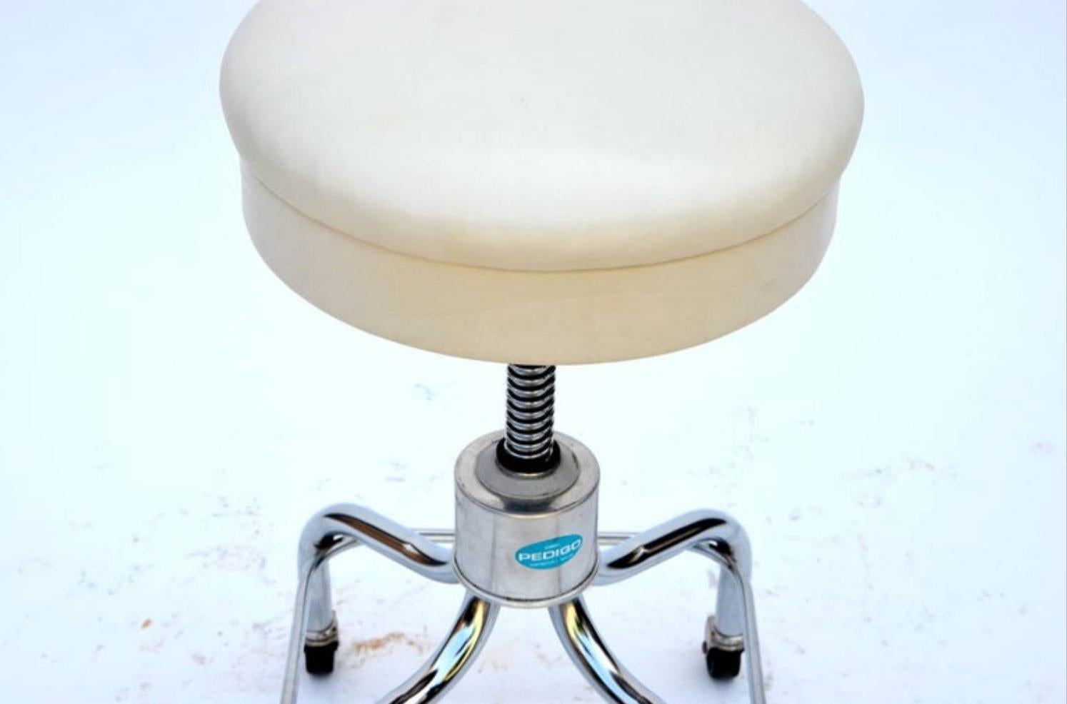 Set of Four Vintage Chrome and White Leather Adjustable Rolling Stools In Good Condition For Sale In Los Angeles, CA