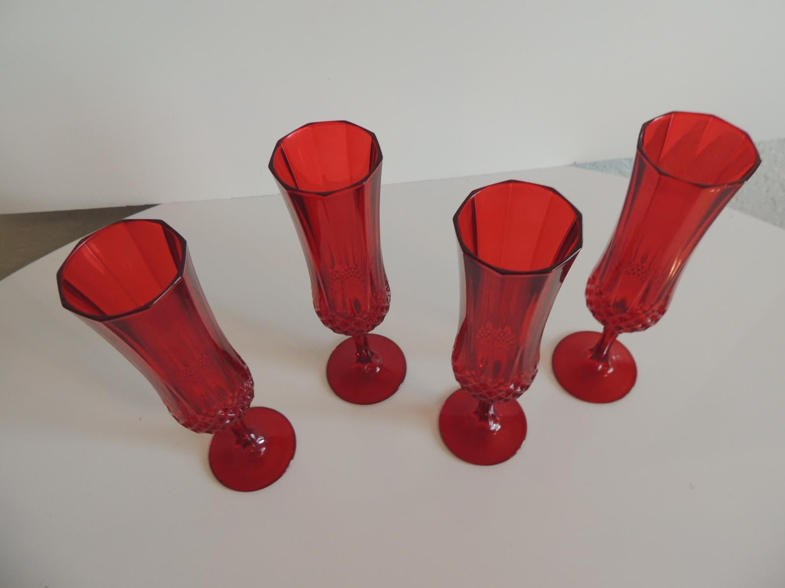 Set of four vintage cranberry champagne flutes
Set of four vintage champagne cranberry flutes with honeycomb details on the body and on the cut glass details on the bases of the four vintage holiday flutes.
Side note: Cranberry glass is made in