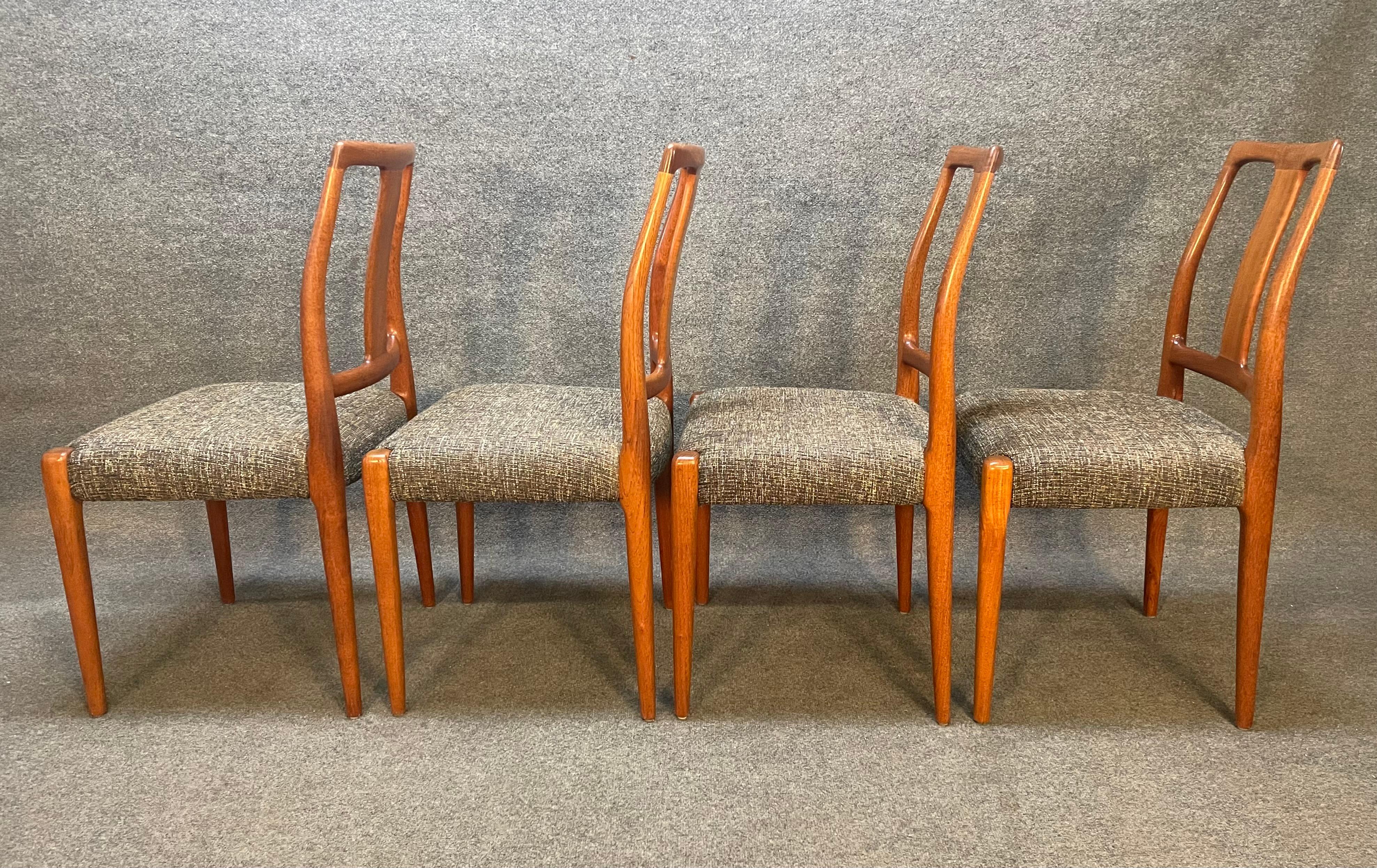 Voici un bel ensemble de quatre chaises de salle à manger modernes scandinaves en teck massif fabriquées au Danemark dans les années 1960.
Ce confortable ensemble de chaises, récemment importé d'Europe en Californie avant sa remise en état,