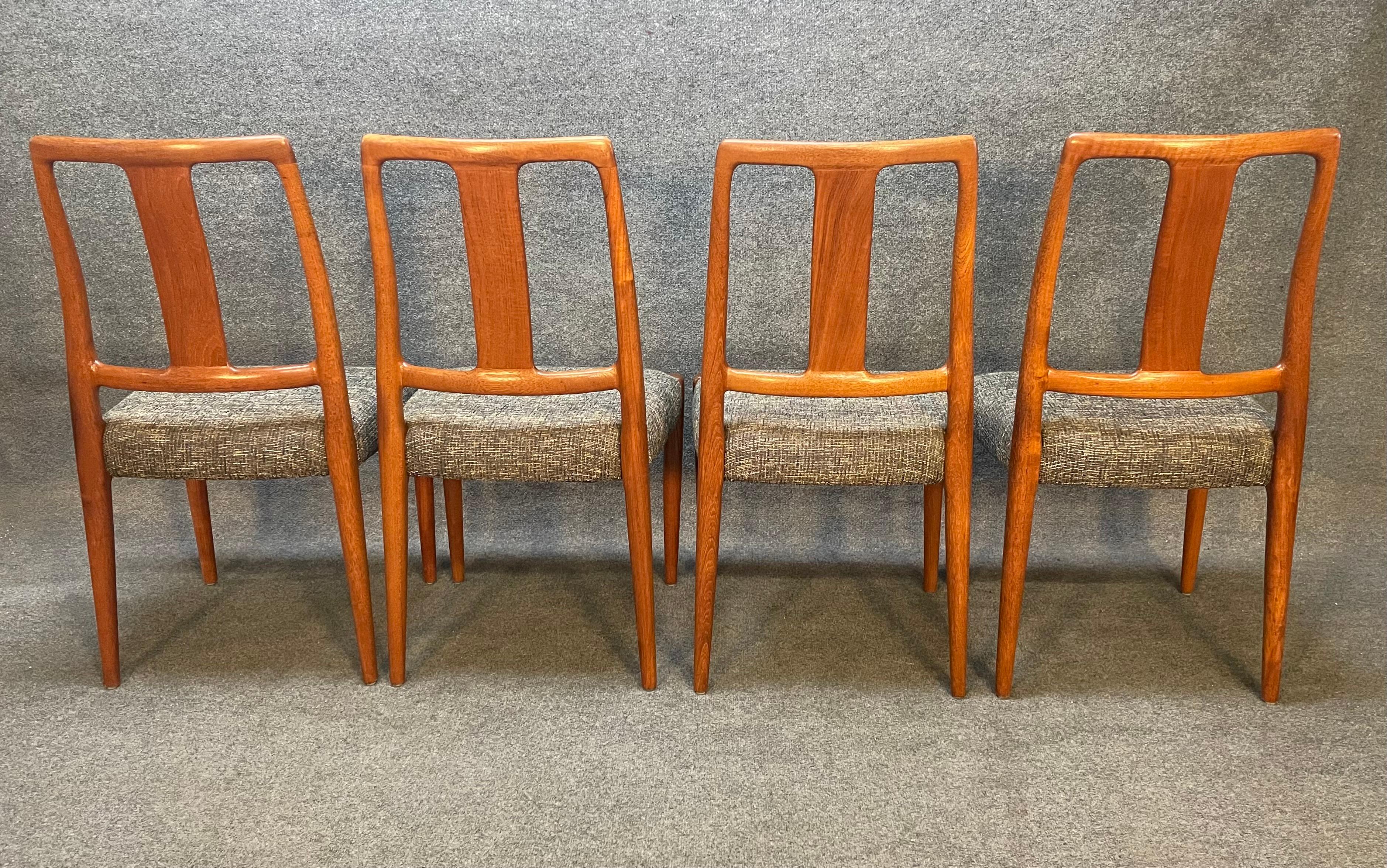 Travail du bois Ensemble de quatre chaises de salle à manger danoises vintage à haut dossier en teck, de style moderne de l'époque médiévale