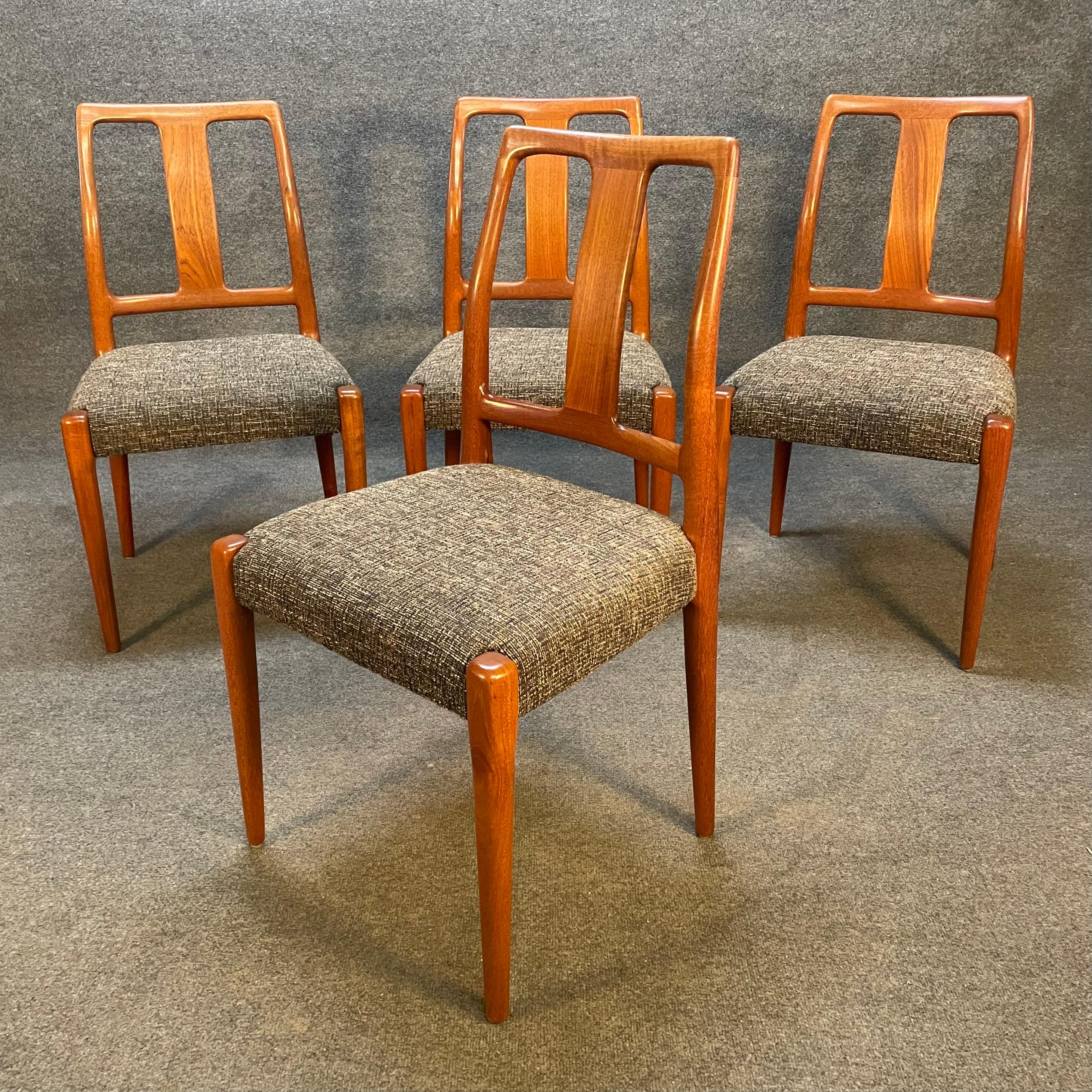 Ensemble de quatre chaises de salle à manger danoises vintage à haut dossier en teck, de style moderne de l'époque médiévale Bon état à San Marcos, CA