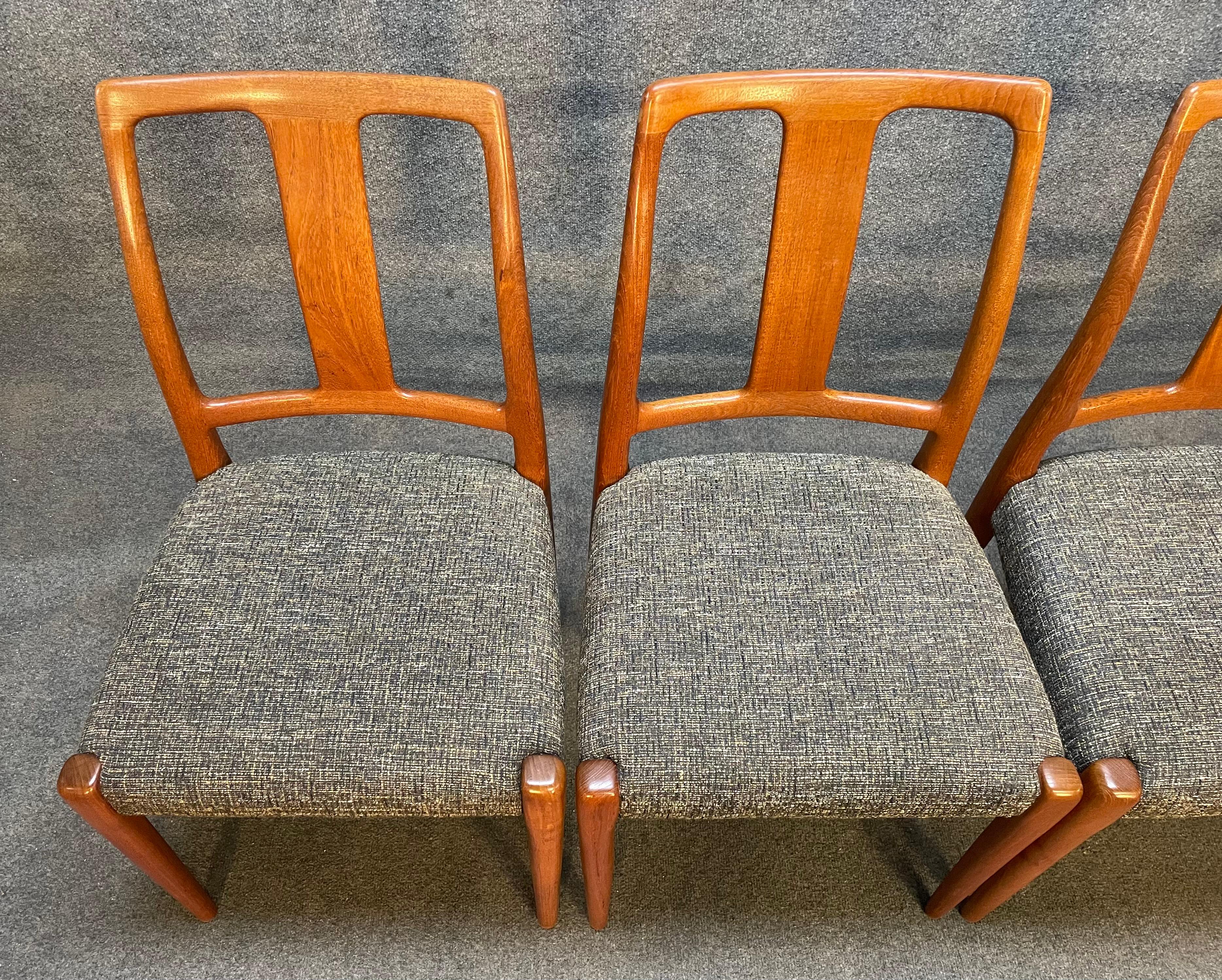 Milieu du XXe siècle Ensemble de quatre chaises de salle à manger danoises vintage à haut dossier en teck, de style moderne de l'époque médiévale