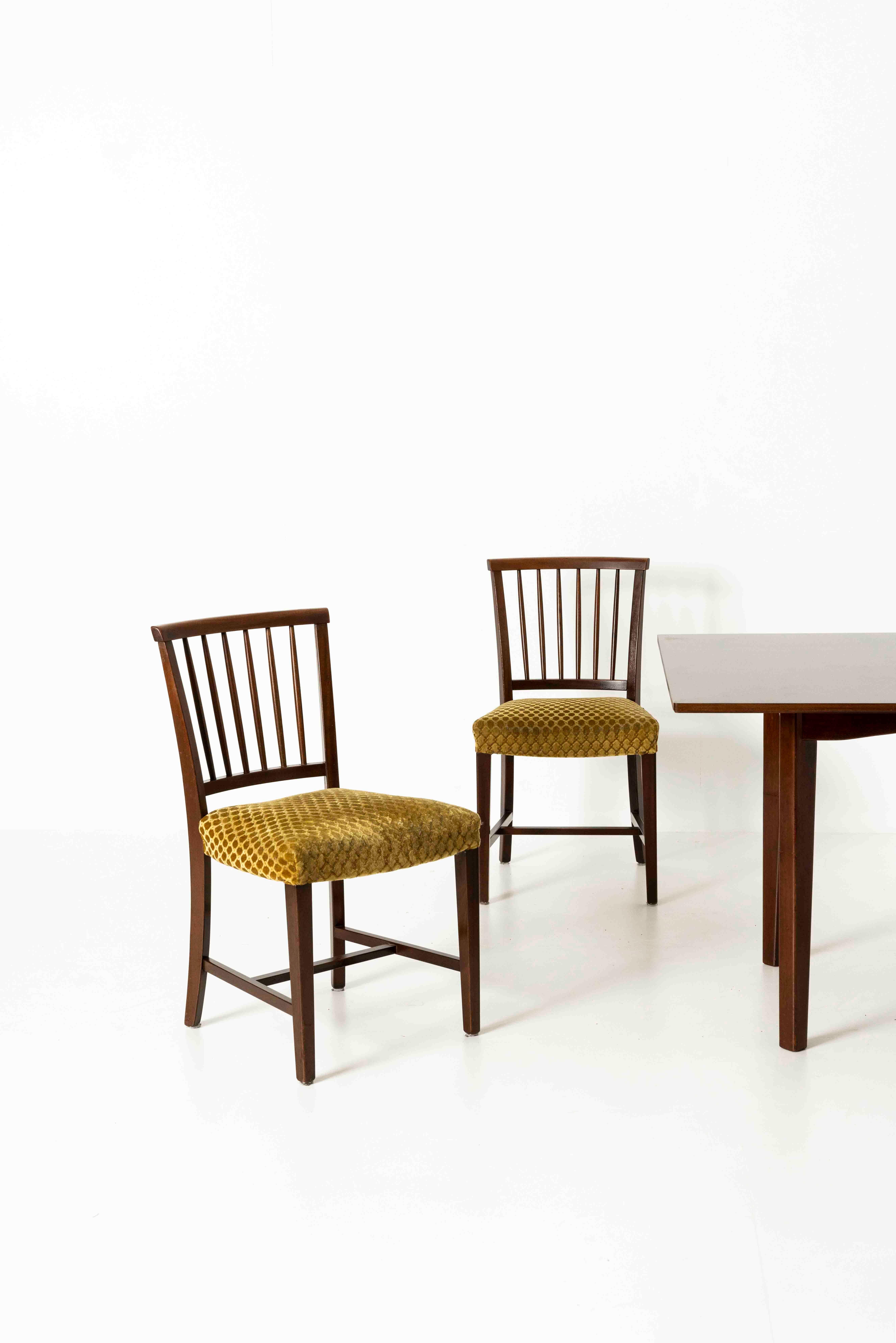 Satz von vier Vintage-Esszimmerstühlen aus Holz und ockergelbem Stoff, ca. 1960er Jahre (Moderne der Mitte des Jahrhunderts) im Angebot