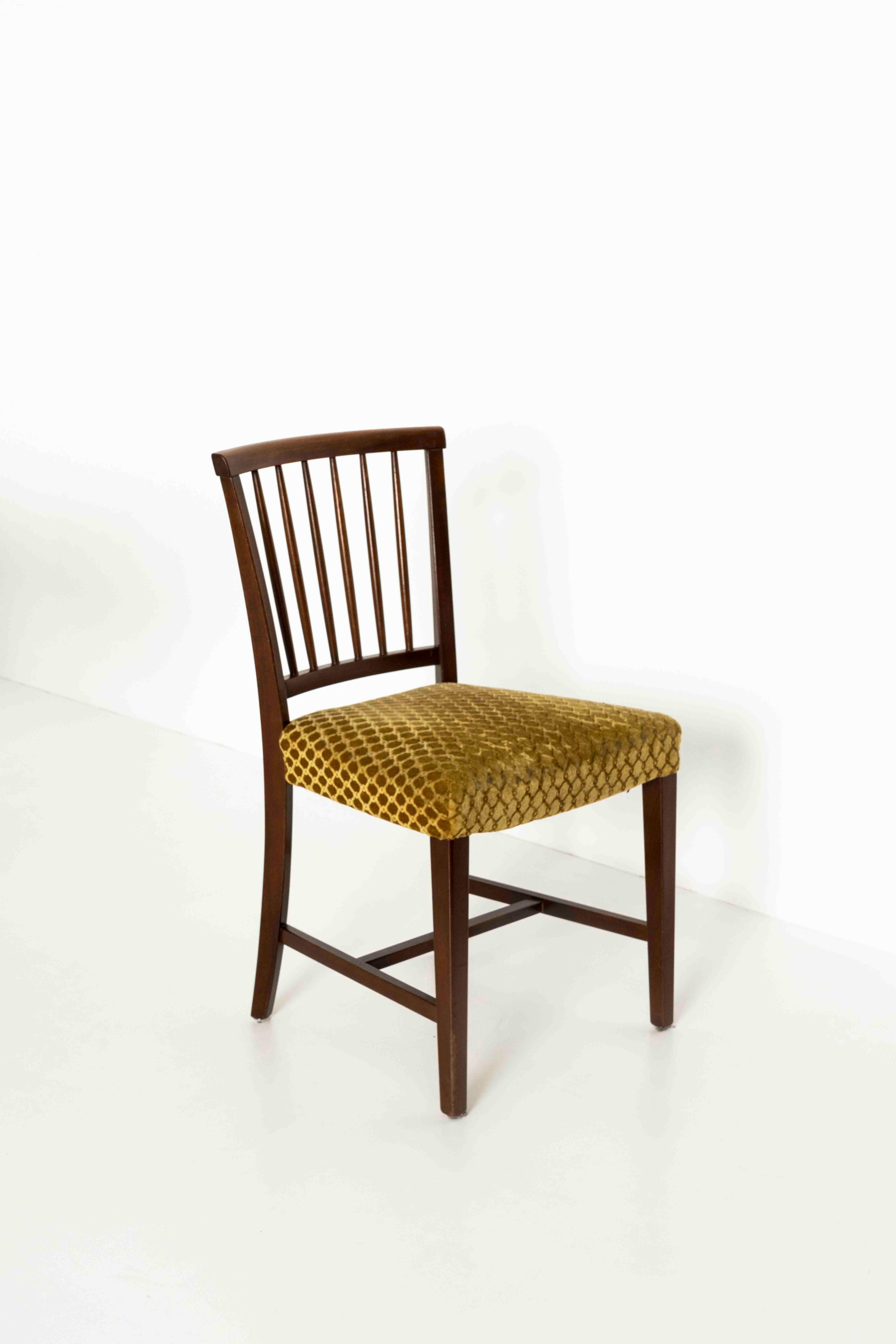 Satz von vier Vintage-Esszimmerstühlen aus Holz und ockergelbem Stoff, ca. 1960er Jahre (Europäisch) im Angebot