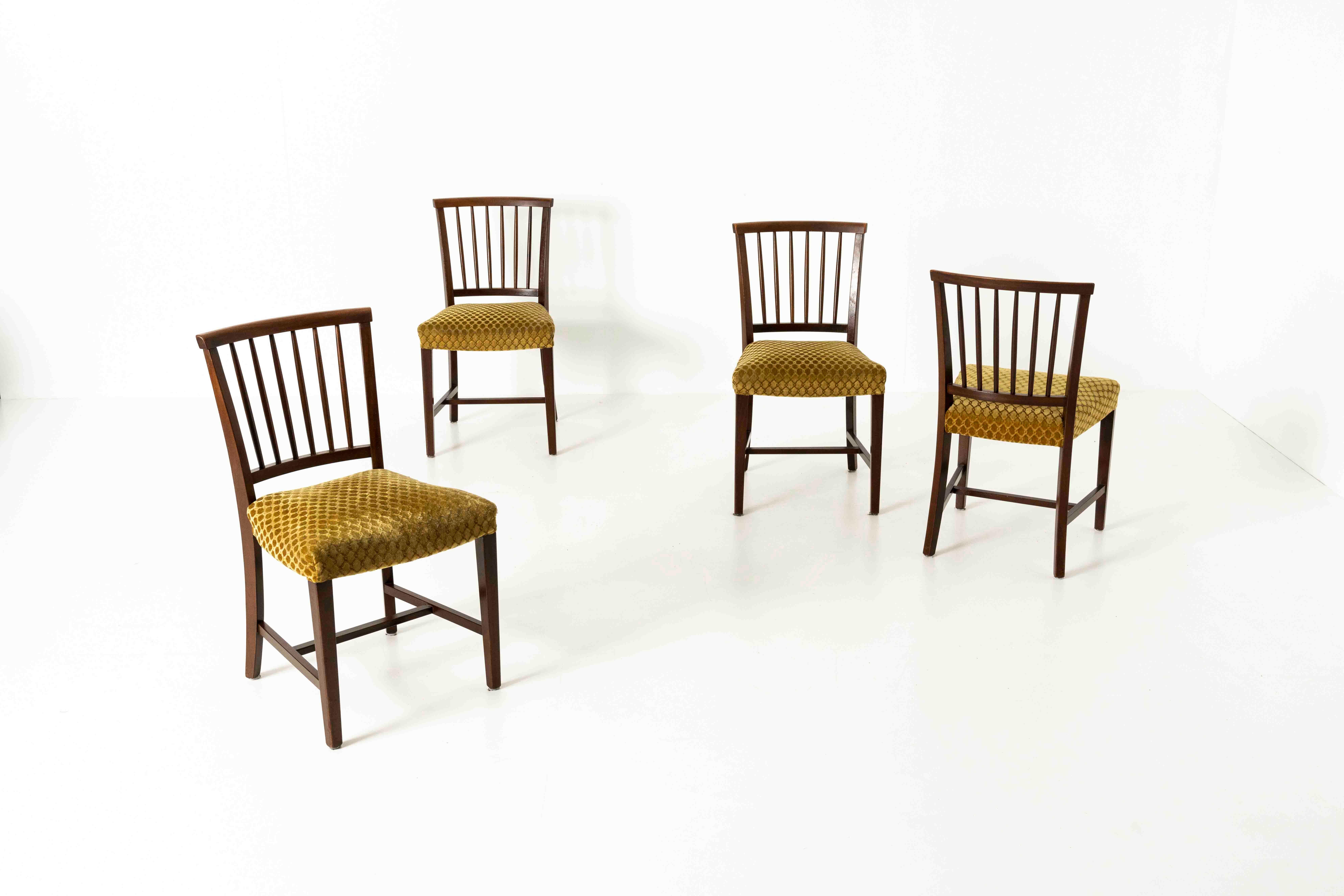 Satz von vier Vintage-Esszimmerstühlen aus Holz und ockergelbem Stoff, ca. 1960er Jahre im Zustand „Gut“ im Angebot in Hellouw, NL