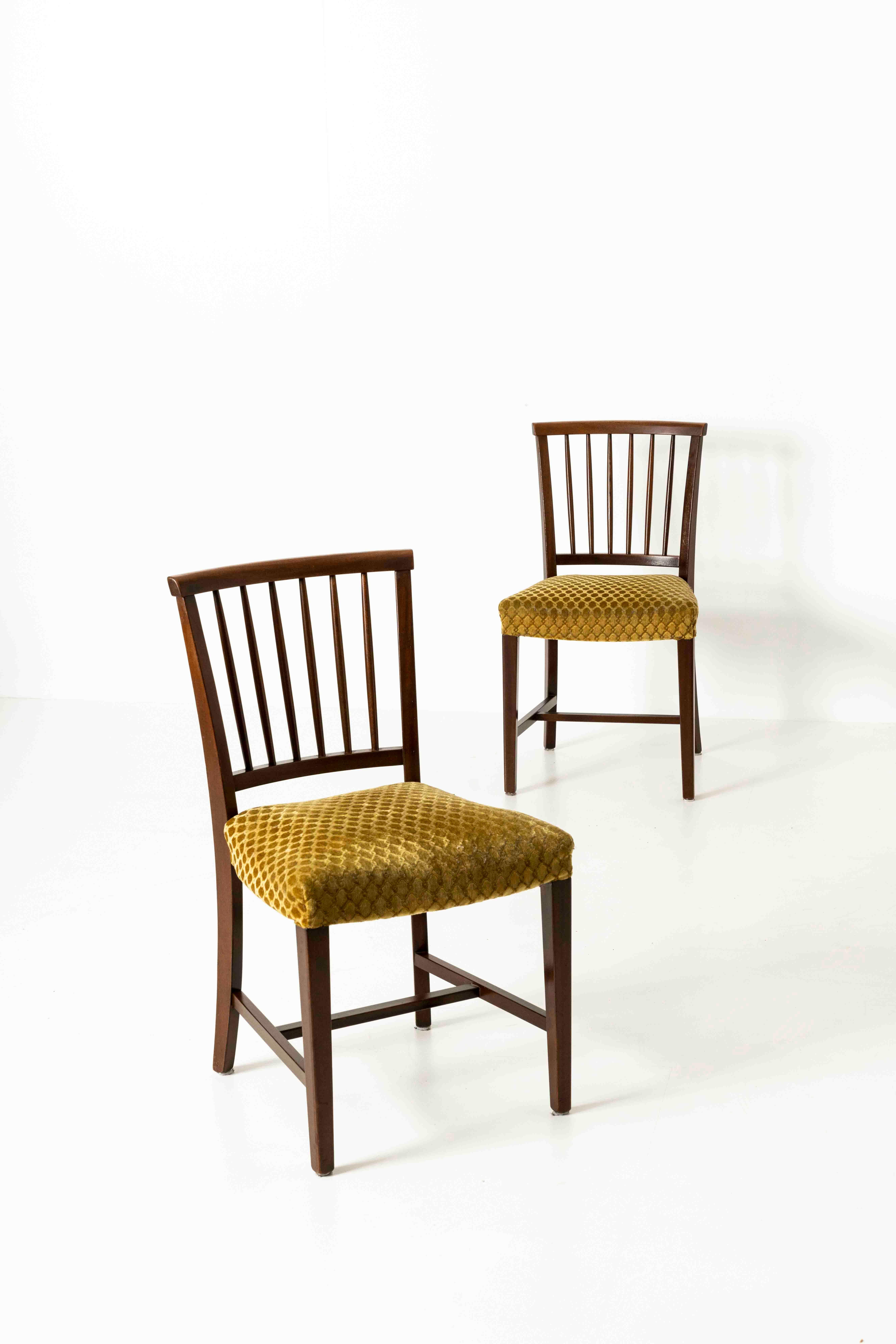 Satz von vier Vintage-Esszimmerstühlen aus Holz und ockergelbem Stoff, ca. 1960er Jahre (Mitte des 20. Jahrhunderts) im Angebot