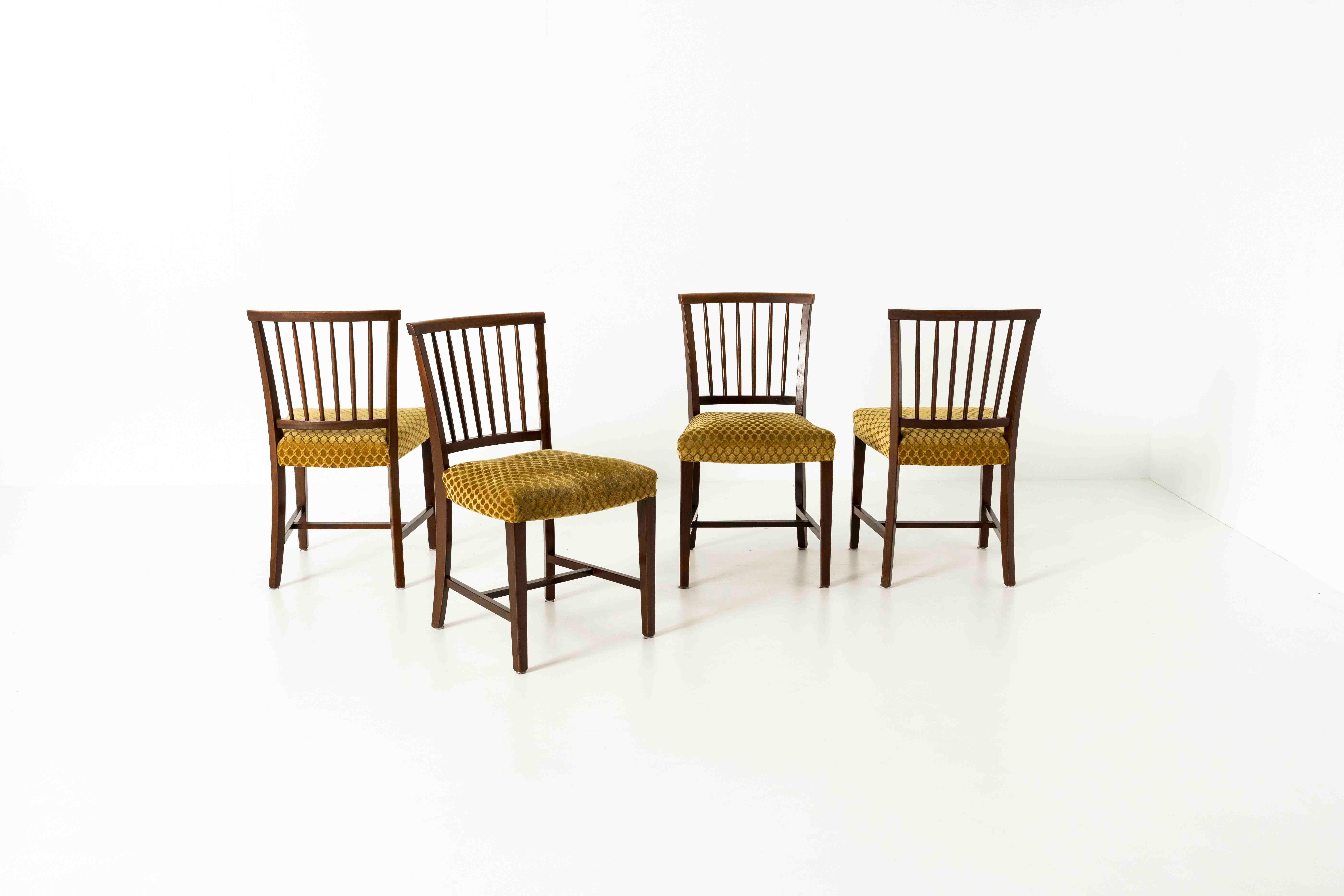 Satz von vier Vintage-Esszimmerstühlen aus Holz und ockergelbem Stoff, ca. 1960er Jahre im Angebot 1