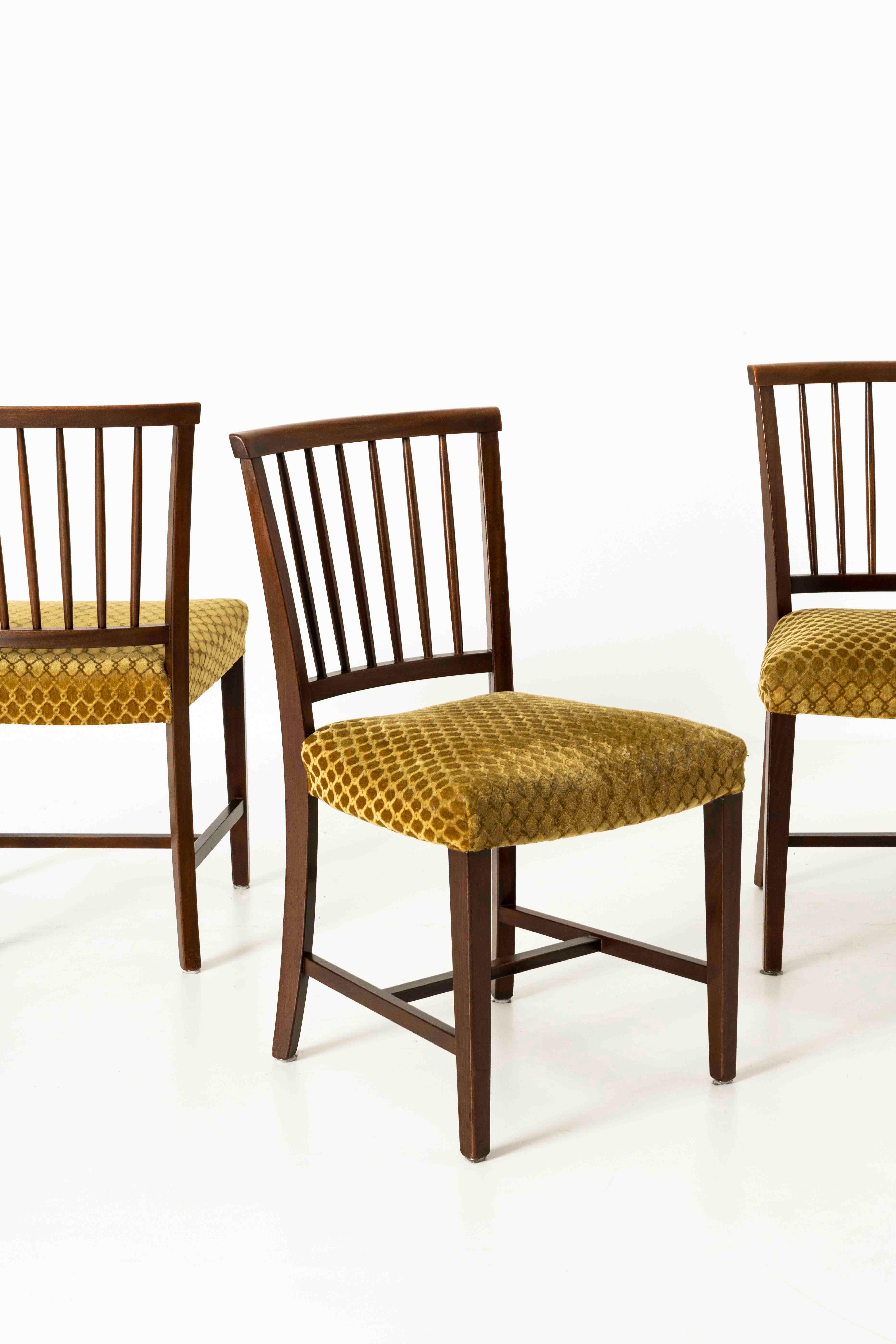 Satz von vier Vintage-Esszimmerstühlen aus Holz und ockergelbem Stoff, ca. 1960er Jahre im Angebot 2