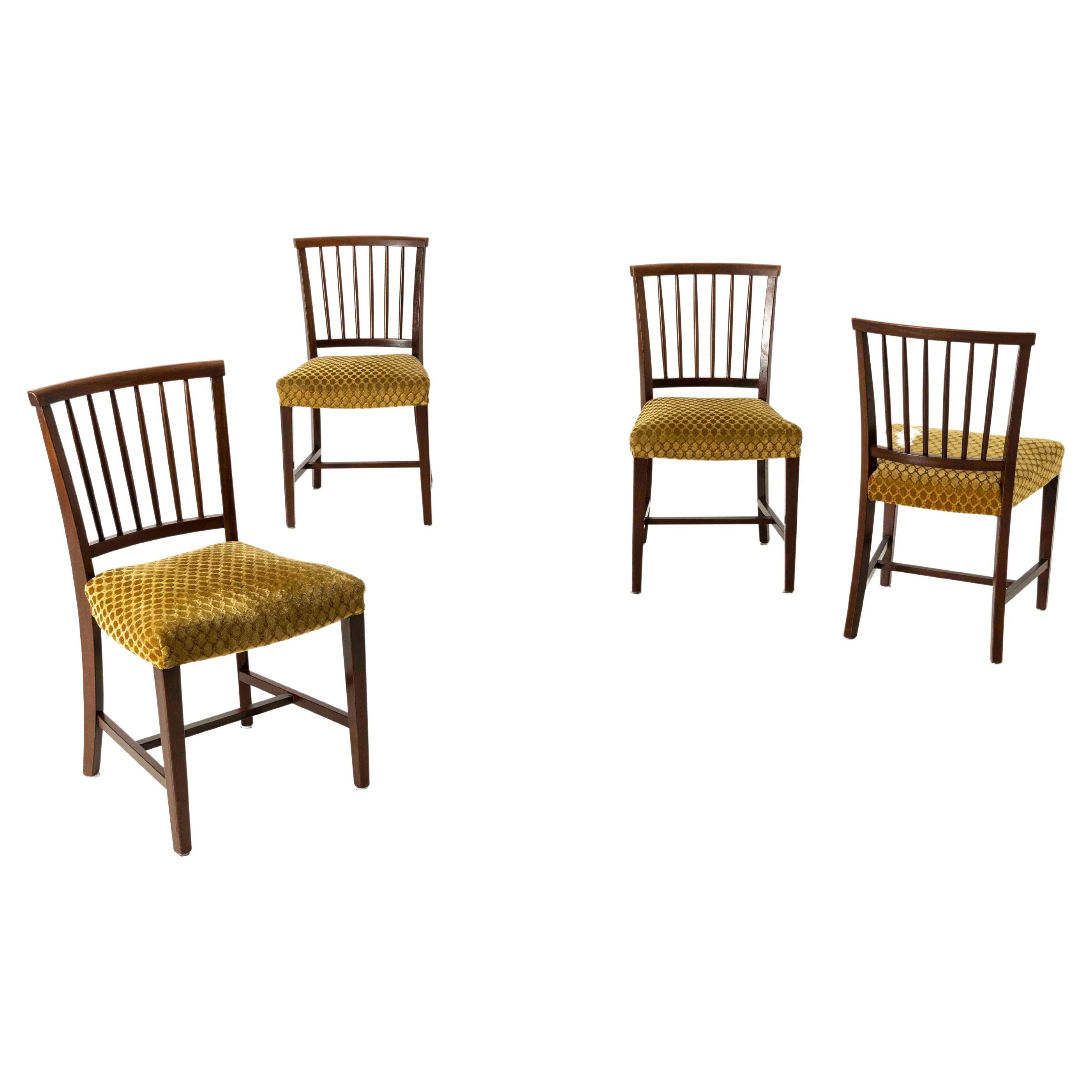 Ensemble de quatre chaises de salle à manger vintage en bois et tissu jaune ocre, vers les années 1960