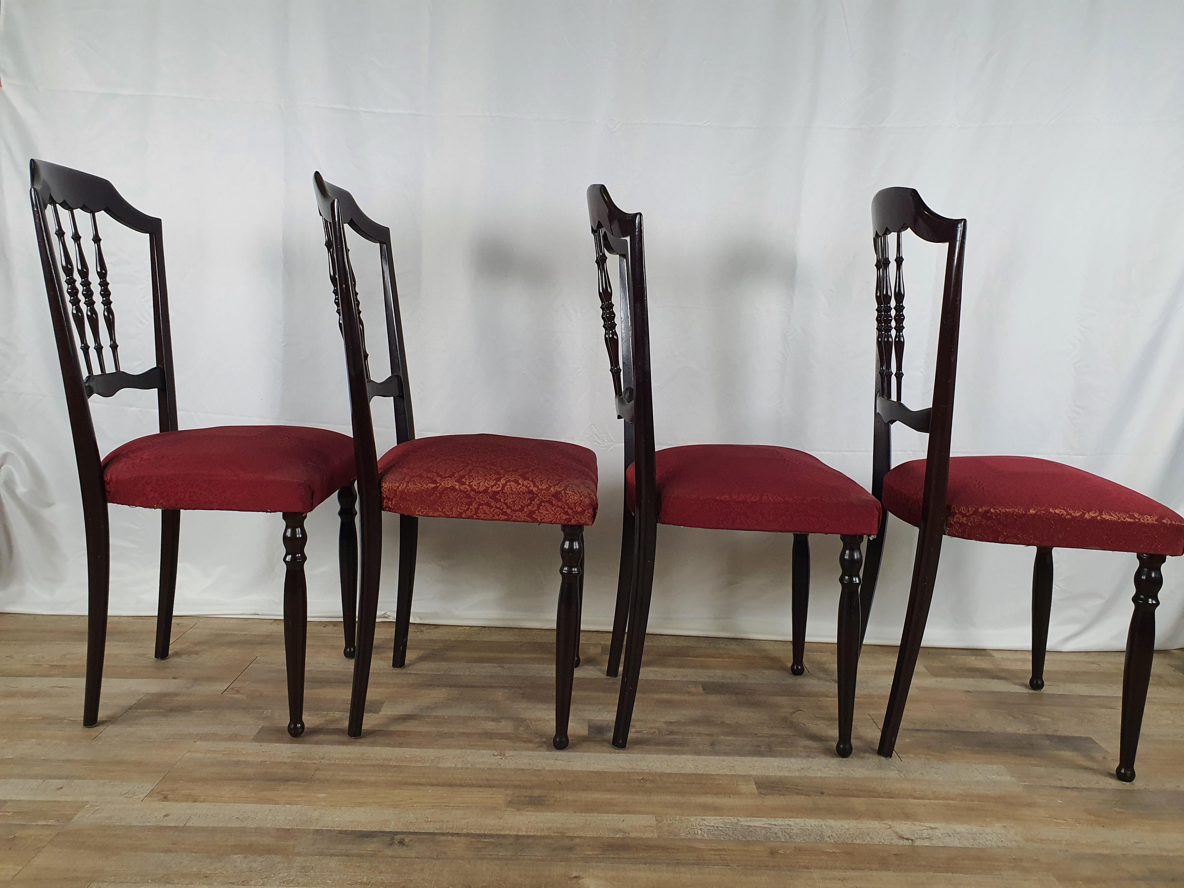 Refined set of 4 dining chairs, entirely with wooden structure and upholstered seat in decorated burgundy fabric.

Simple, light and elegant.

Thanks to their distinct design they can be used in all furnishing contexts, from modern to
