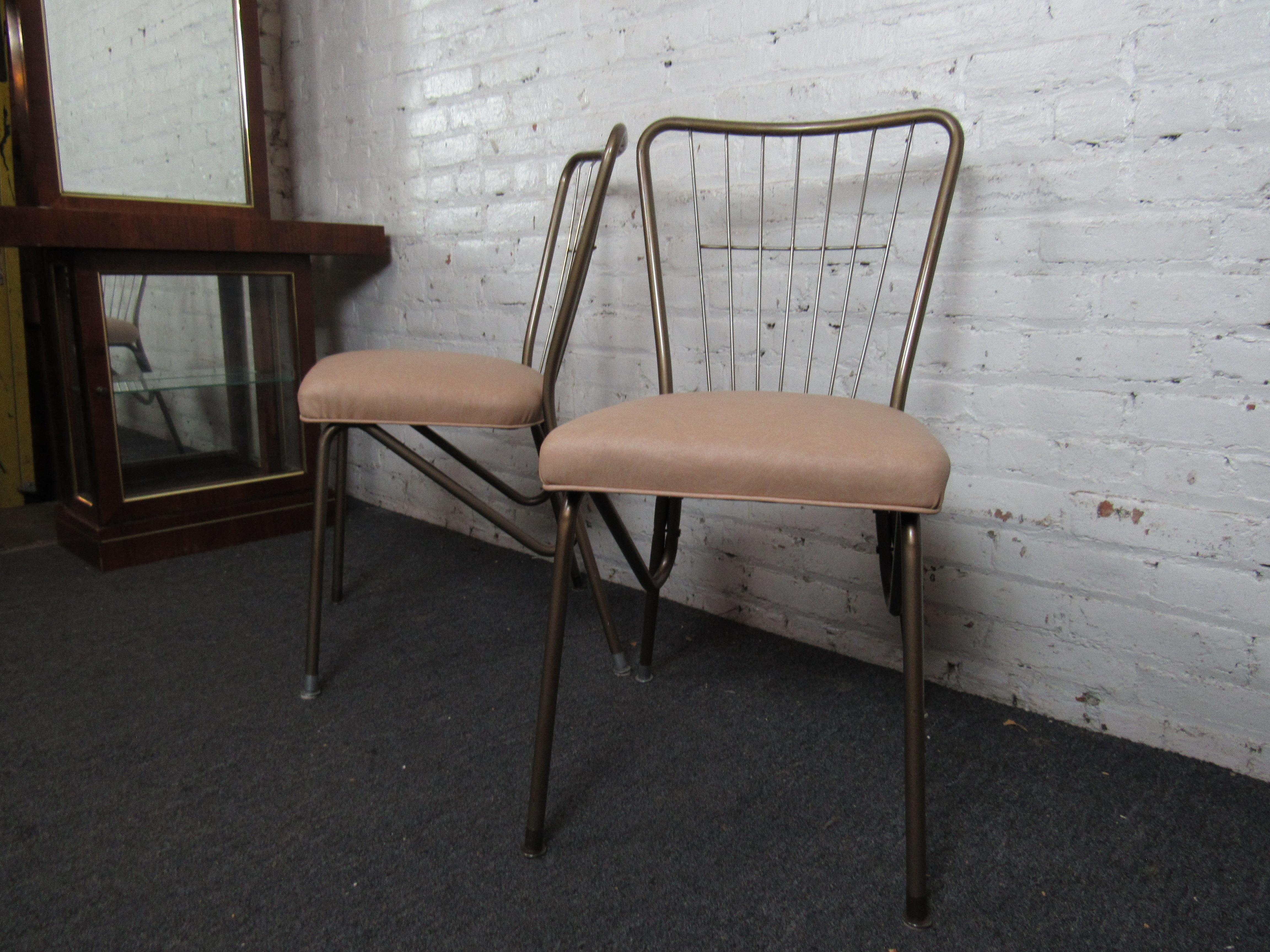 Satz von vier Vintage-Esszimmerstühlen im Zustand „Gut“ im Angebot in Brooklyn, NY