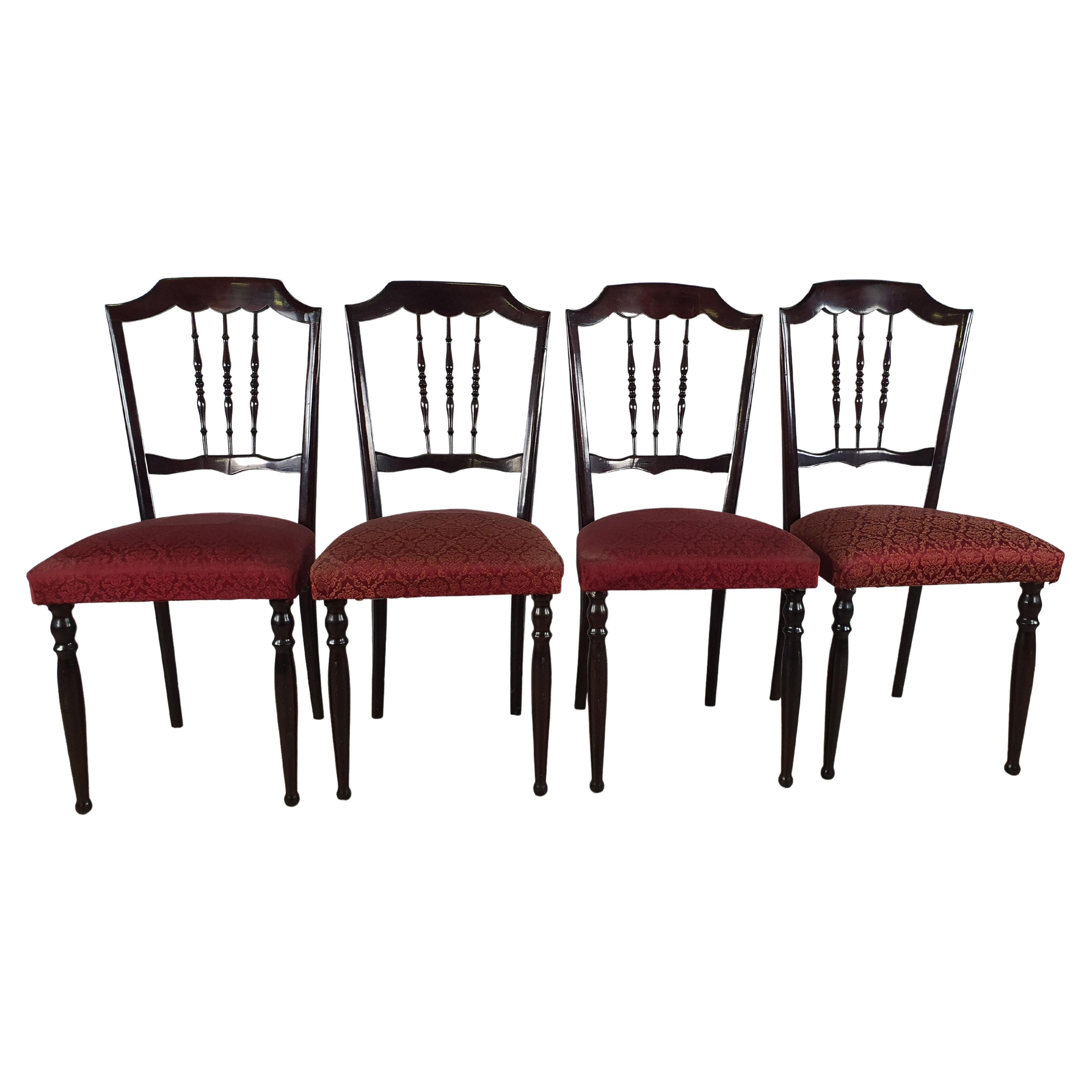 Ensemble de quatre chaises de salle à manger vintage