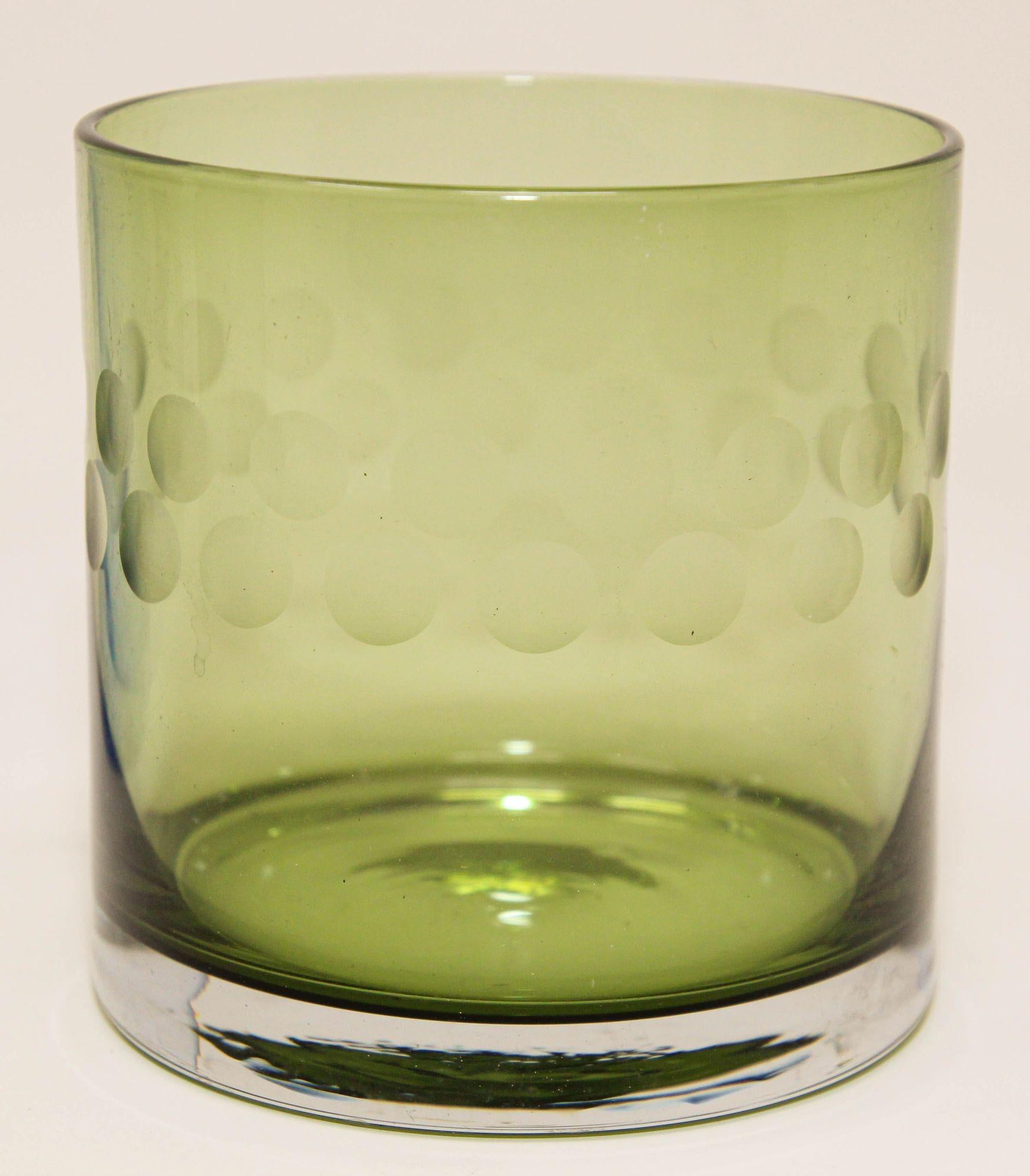 Ensemble de quatre verres à boire vintage en cristal coloré avec motif gravé en vente 4