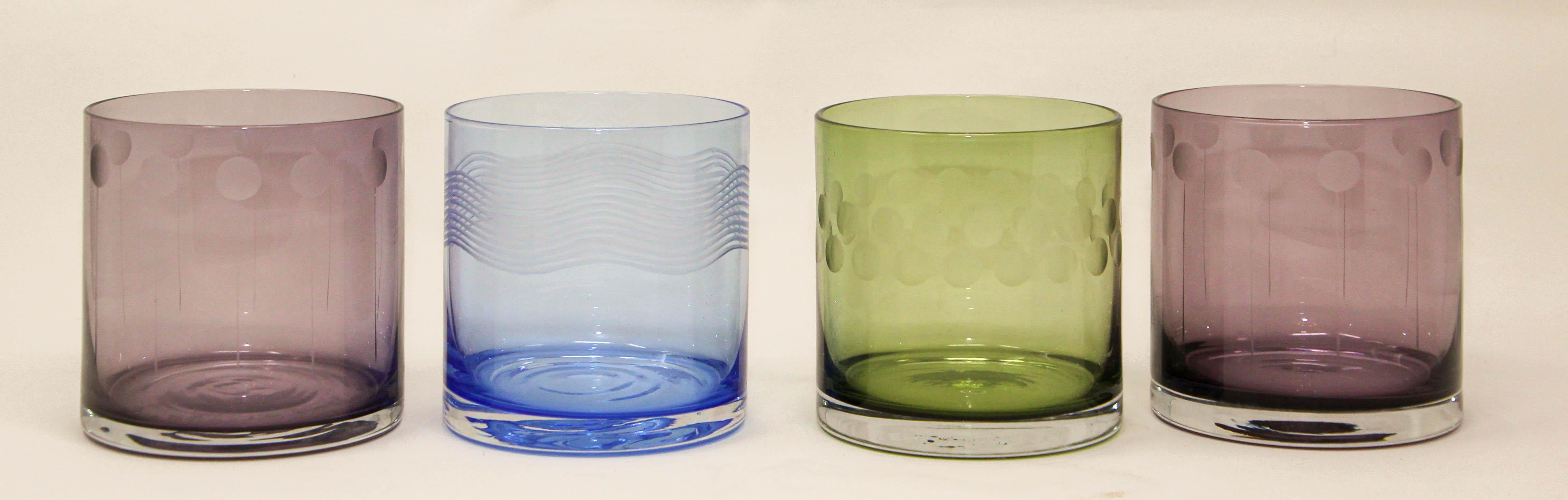 Set aus vier farbigen Vintage-Whiskey-Gläsern, doppelte altmodische Kristallgläser mit geätztem Design.
Farbige mundgeblasene Kristallgläser mit verschiedenen Farben und Ätzungen im Glas.
Ob für Cocktails, Säfte oder Wasser, die Gläser liegen gut in