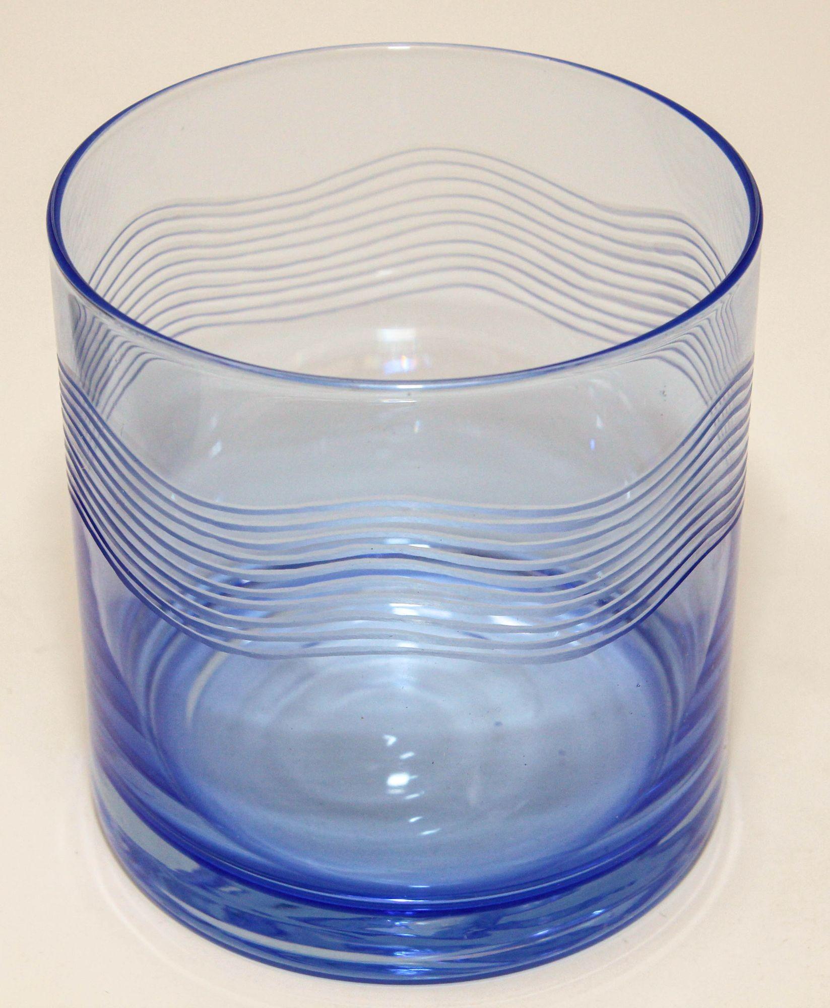 Cristal Ensemble de quatre verres à boire vintage en cristal coloré avec motif gravé en vente